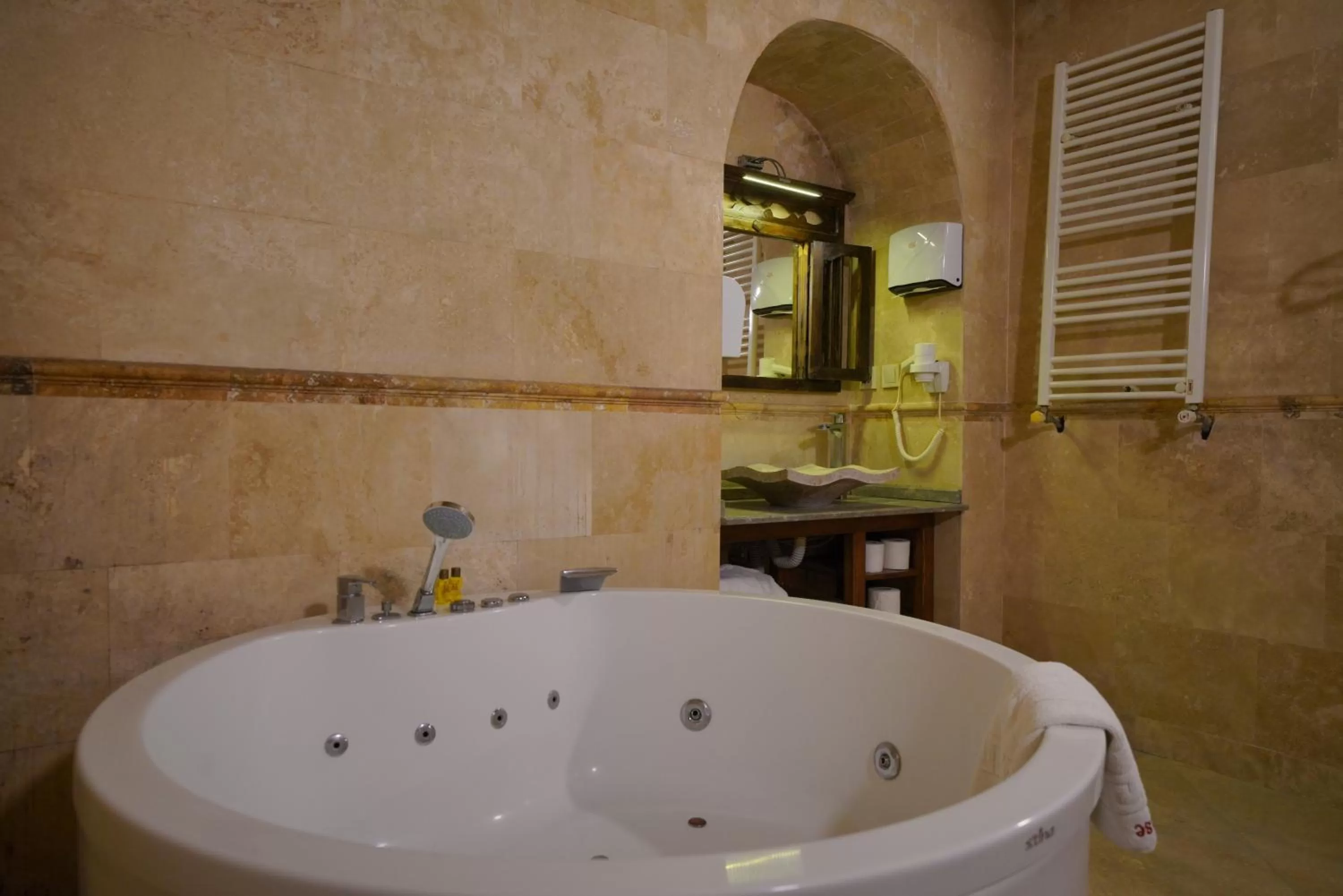 Hot Tub in Shoestring Cave House