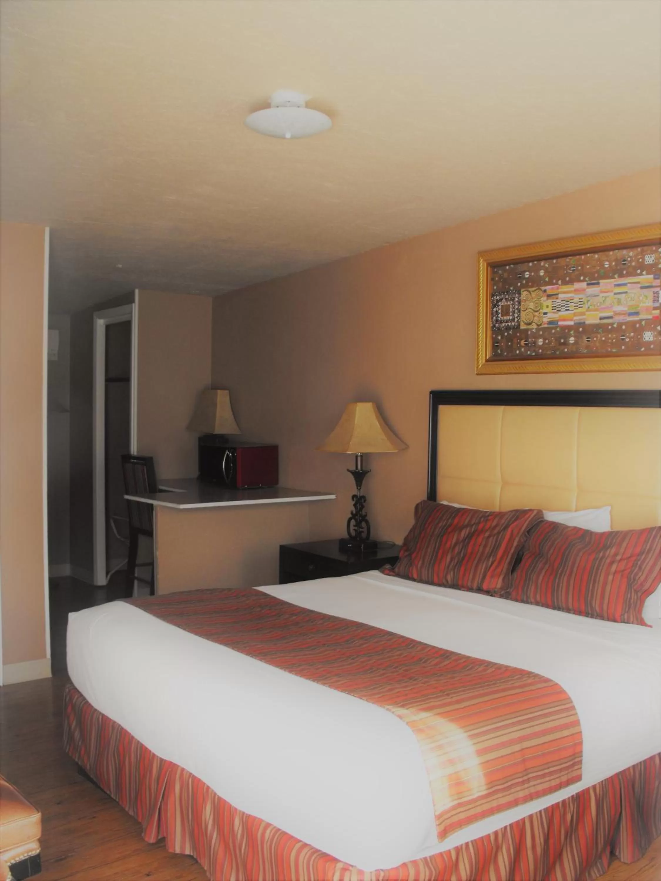 Bed in Eagle Crater Lake Inn