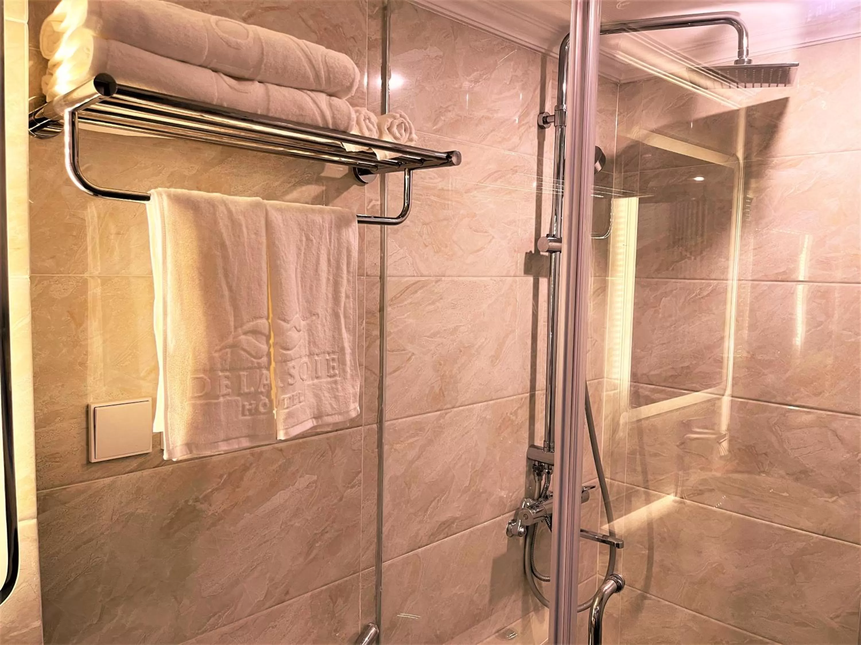 Shower in DE LA SOIE Hotel & Travel