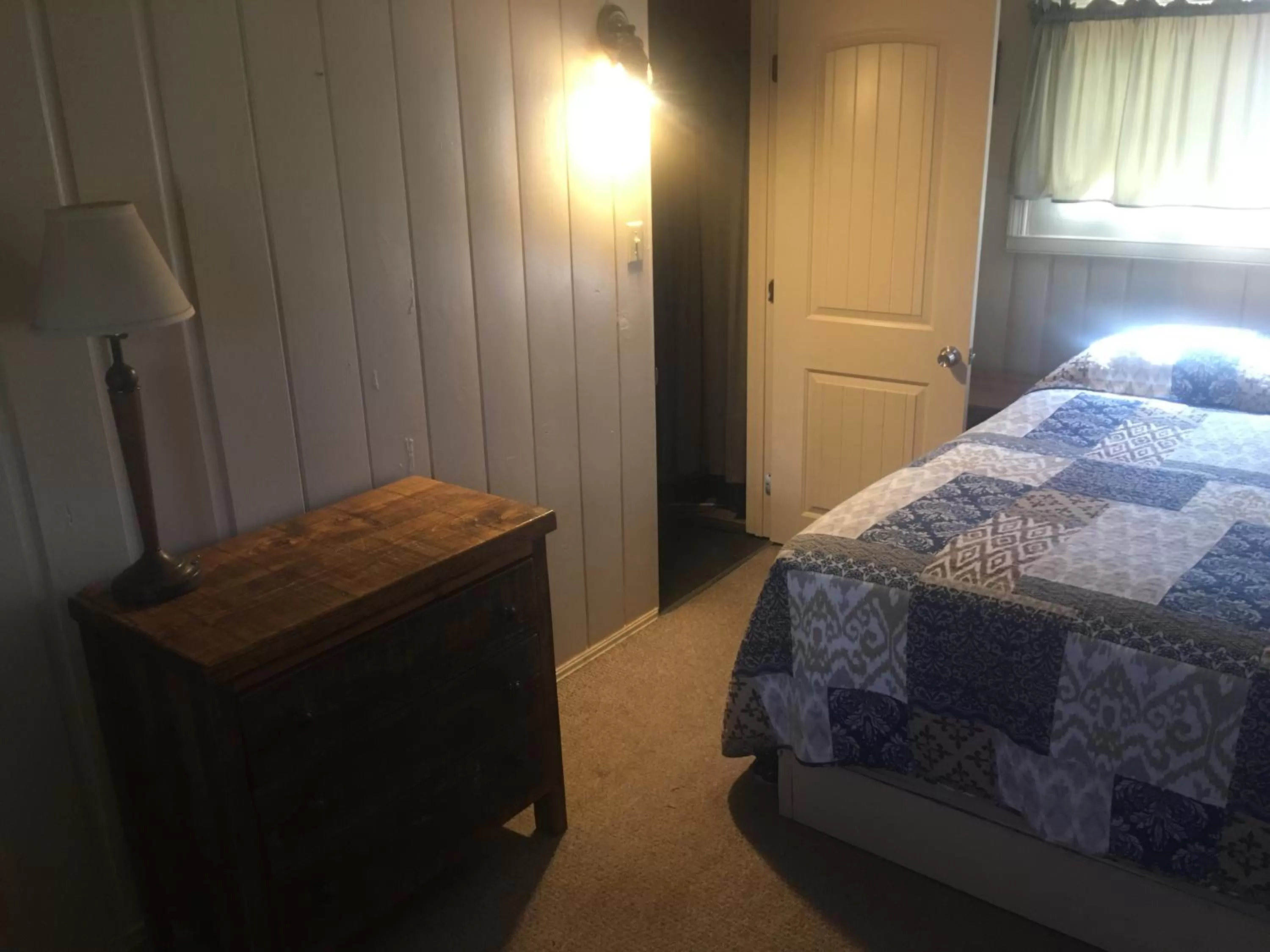 Bedroom, Bed in Rainbows End Fishing Resort