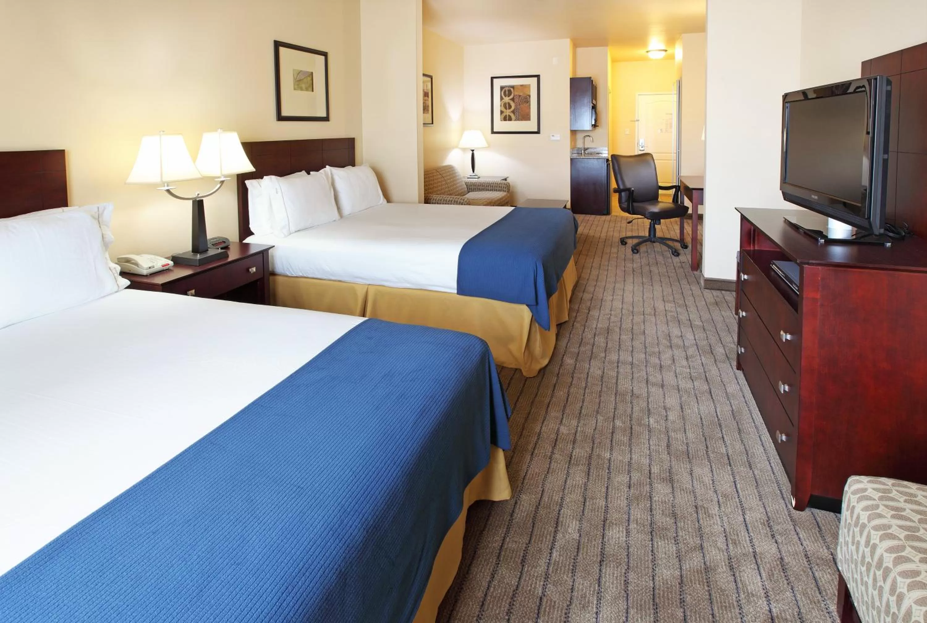 Photo of the whole room, Bed in Holiday Inn Express Hotel & Suites Marshall by IHG
