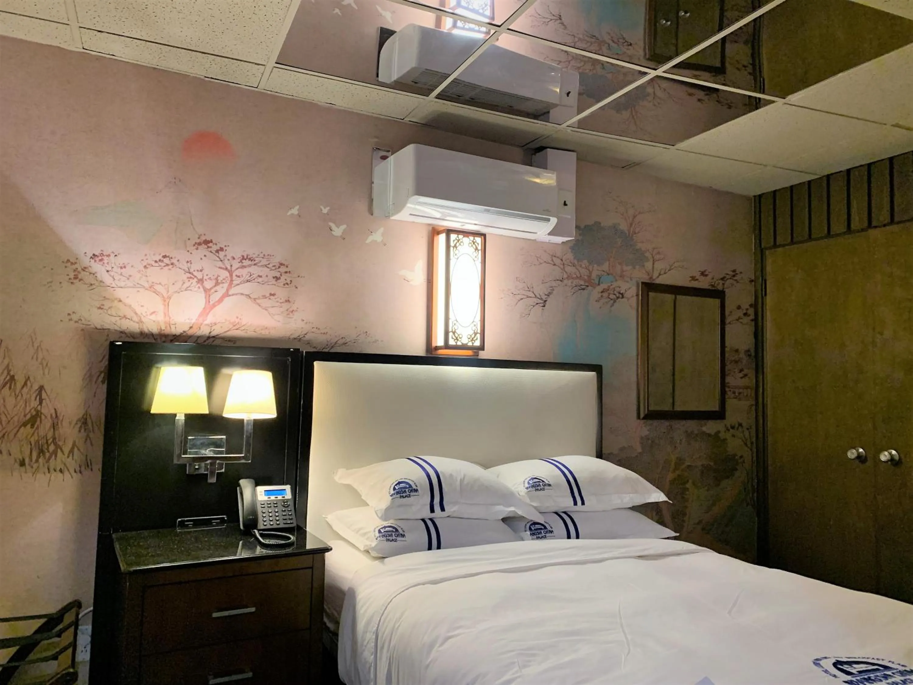 Bed in Wangshi China Palace