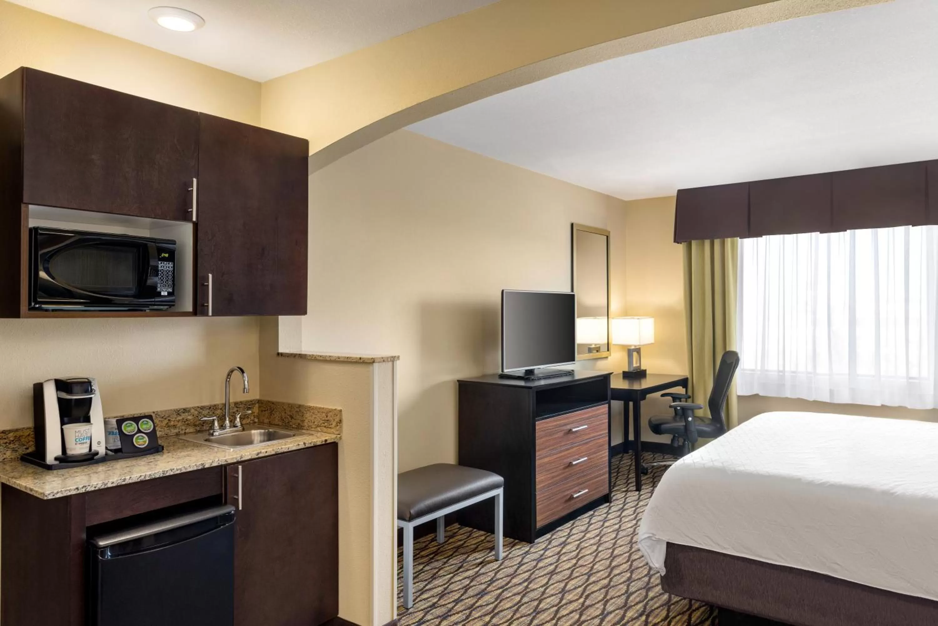 Photo of the whole room, Bed in Holiday Inn Express Hotel & Suites Edmond by IHG