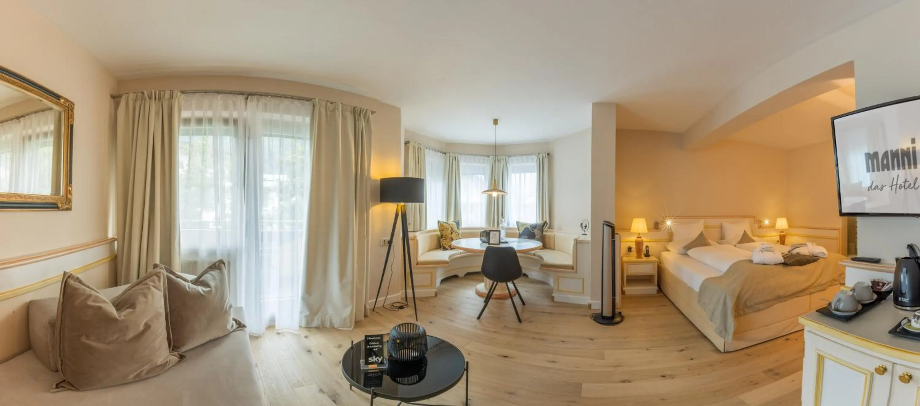 Living room, Bed in MANNI das Hotel