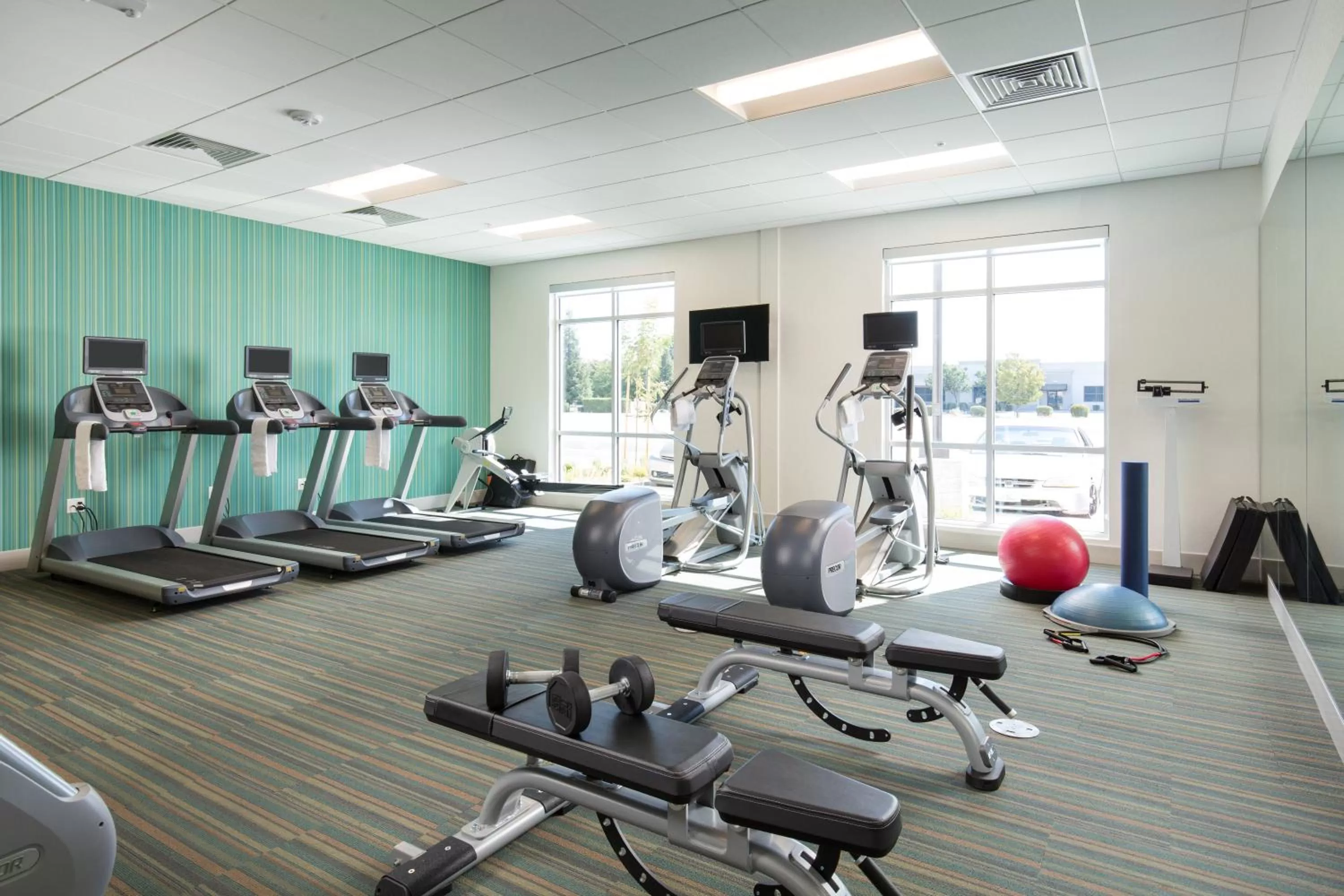 Fitness centre/facilities in Holiday Inn Express Visalia-Sequoia Gateway Area by IHG