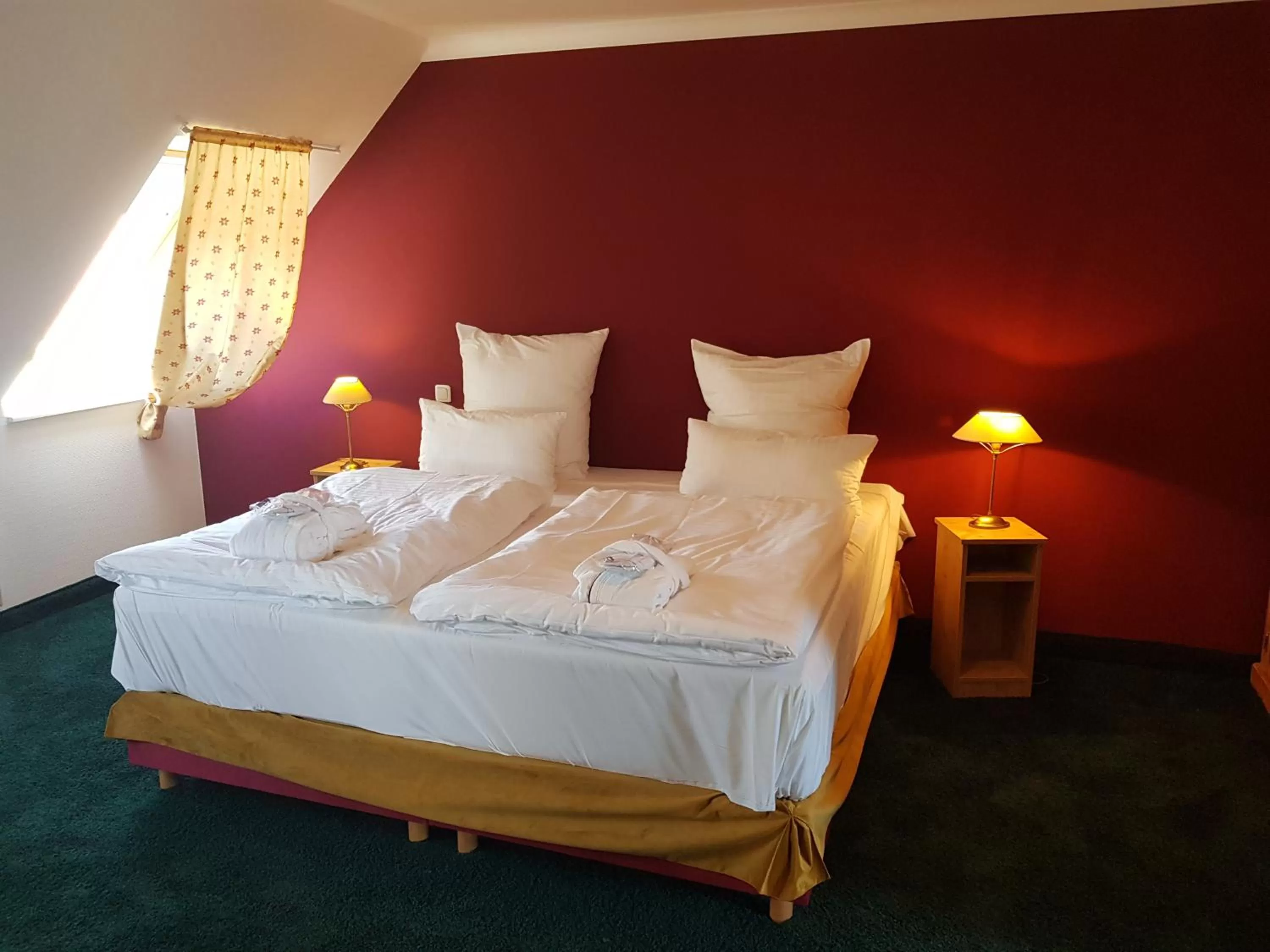 Seating area, Bed in Dreiklang Business & Spa Resort