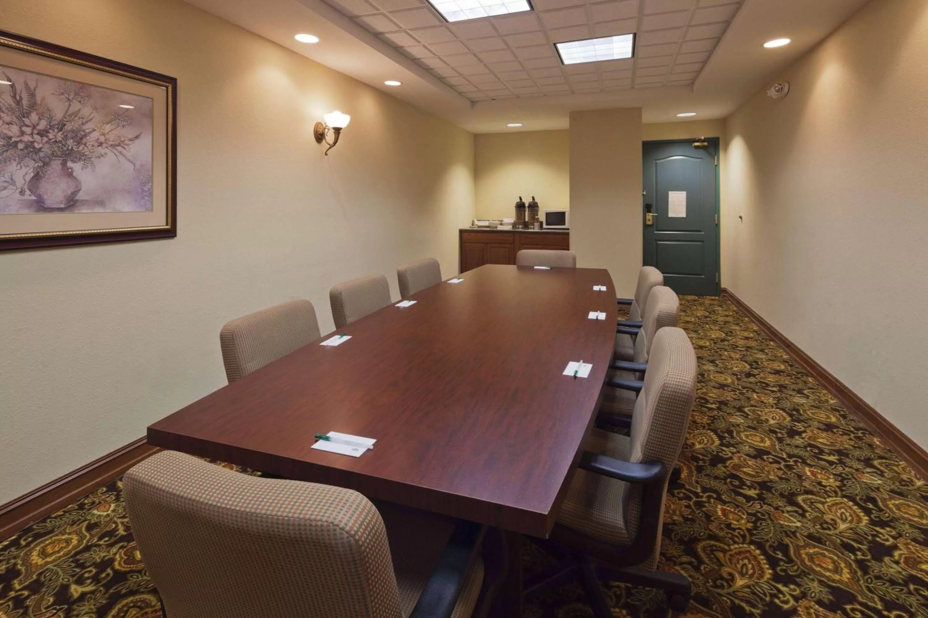 Meeting/conference room in Wingate By Wyndham Mansfield Ontario