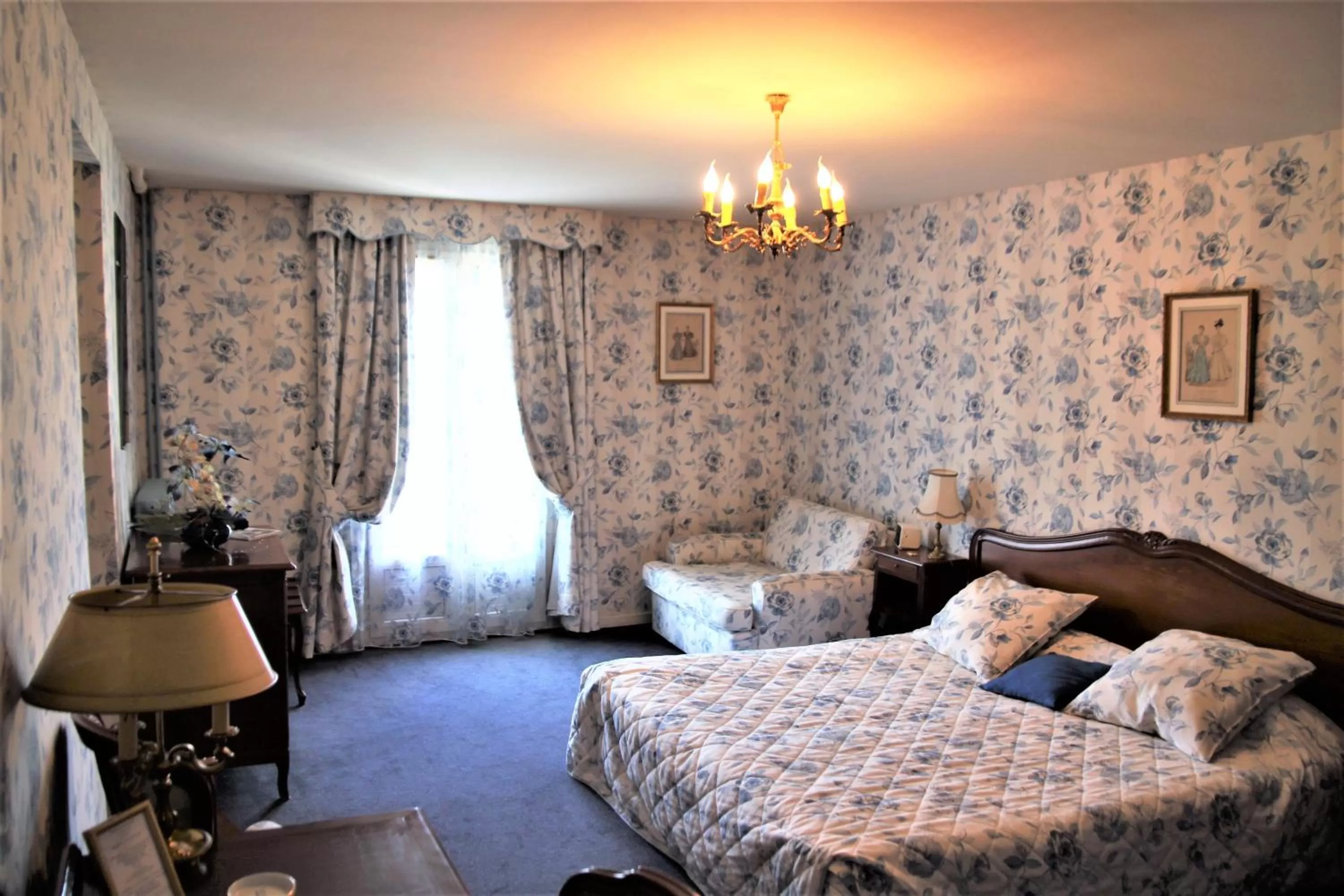 Photo of the whole room, Bed in Château Des Bondons EI