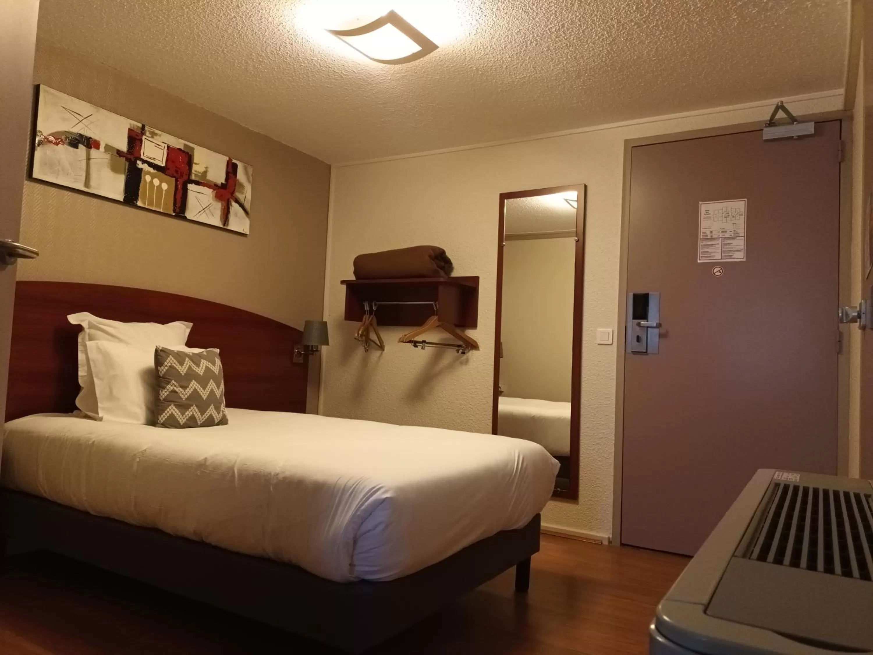 Bedroom, Bed in Hôtel des Arcades de Cachan - Grand Paris Sud