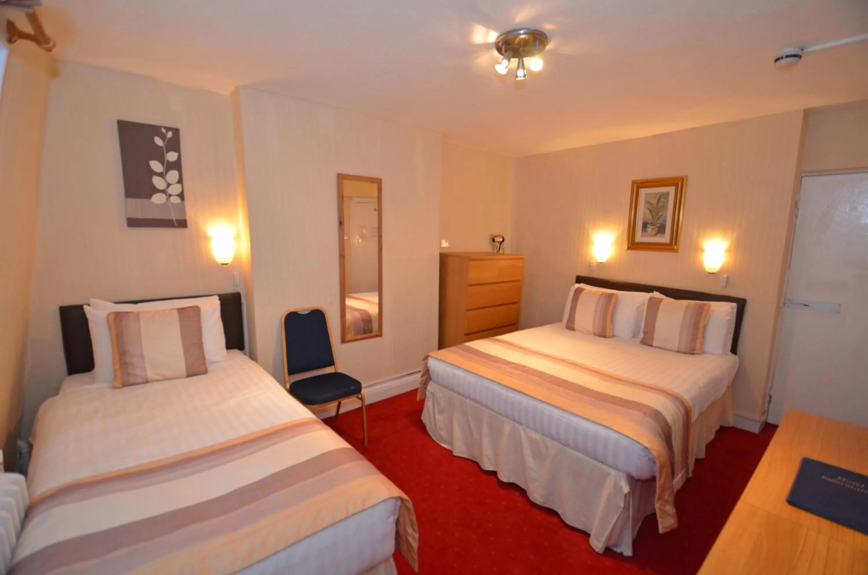 Photo of the whole room, Bed in Parkwood Hotel