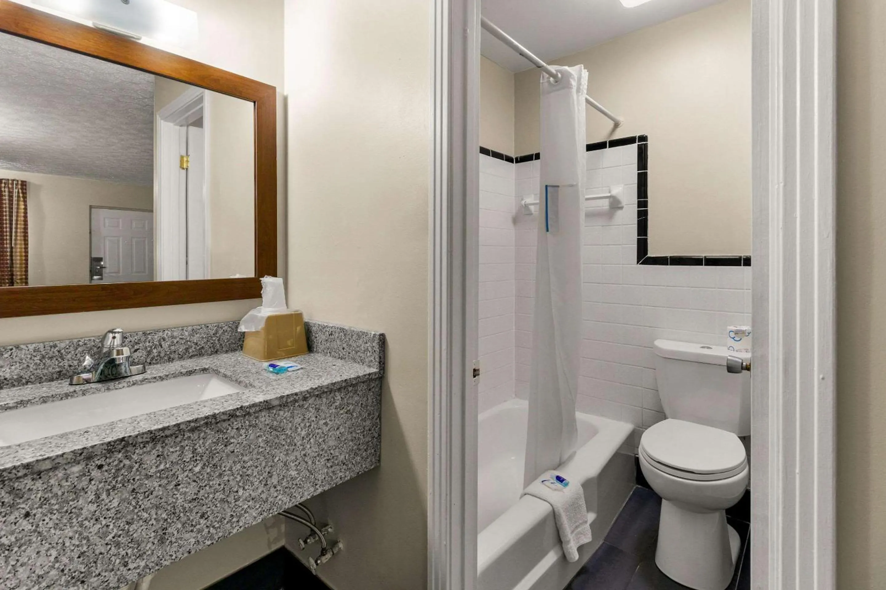 Bedroom in Rodeway Inn Dickson