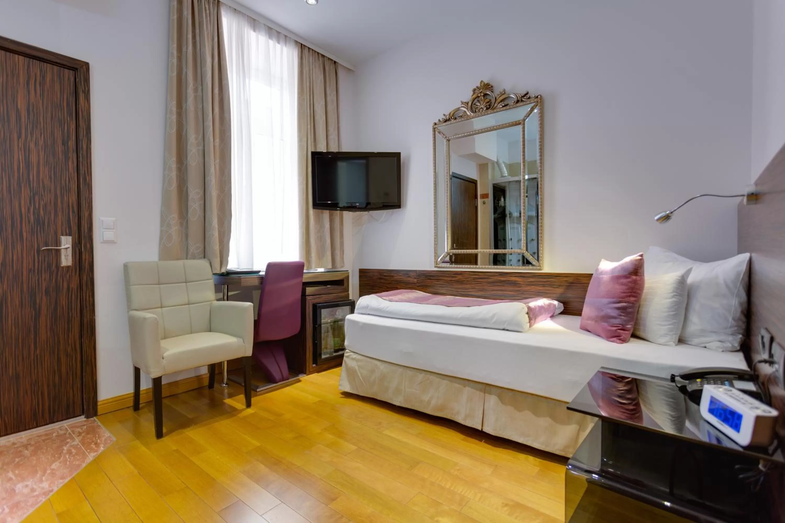 Photo of the whole room, Bed in Best Western Plus Hotel Arcadia