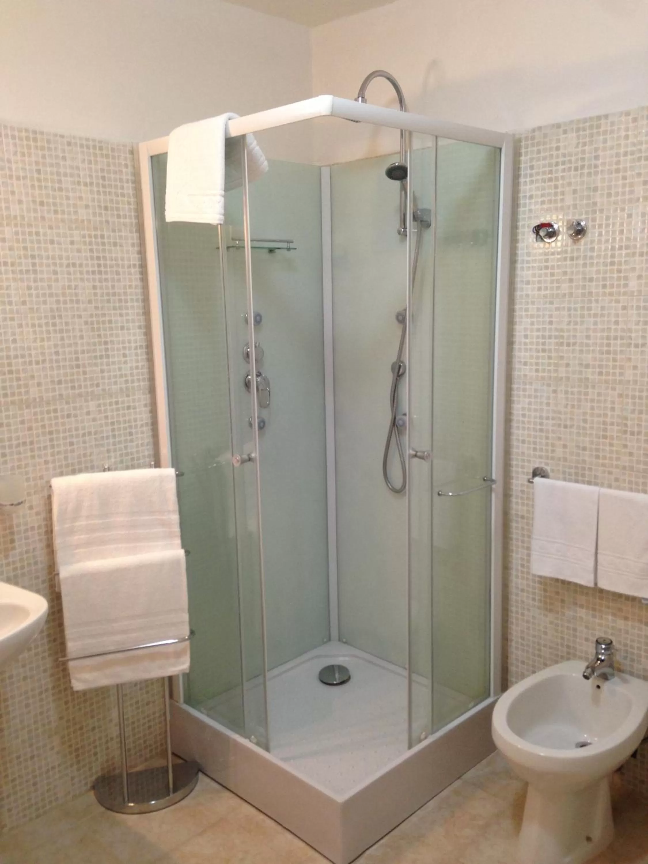 Shower in Le Sirene Bed and Breakfast