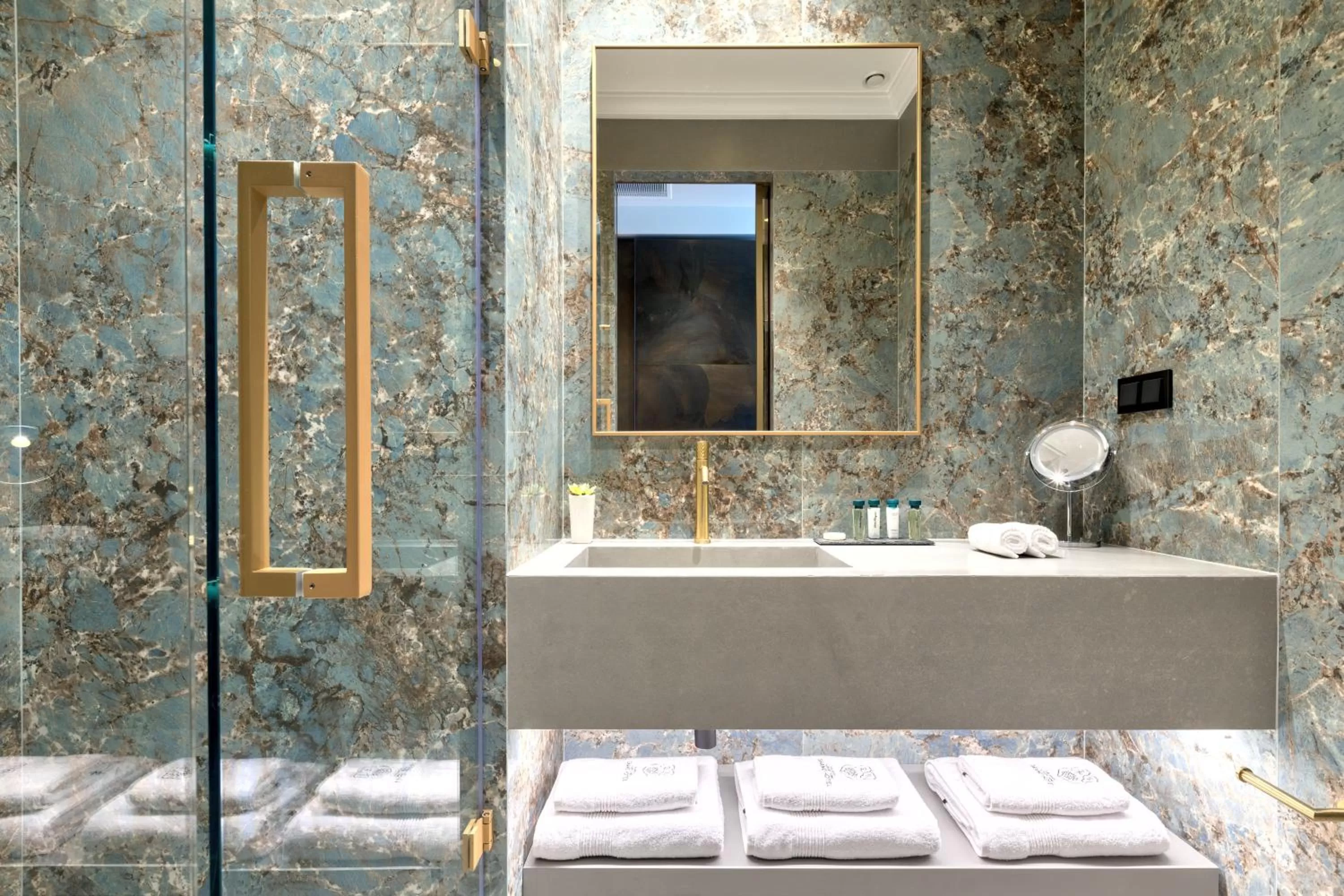 Toilet in Grand Hotel Kalamata