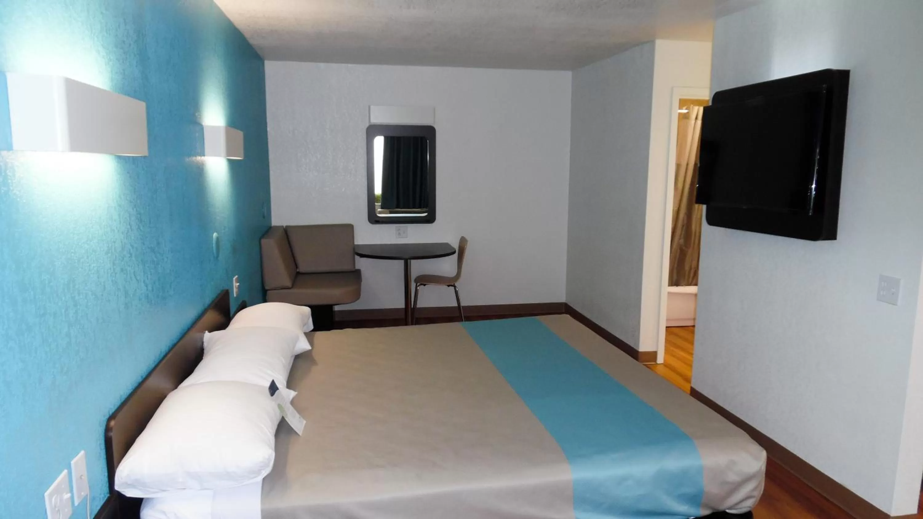Bedroom, Bed in Motel 6-Irving, TX - Irving DFW Airport East
