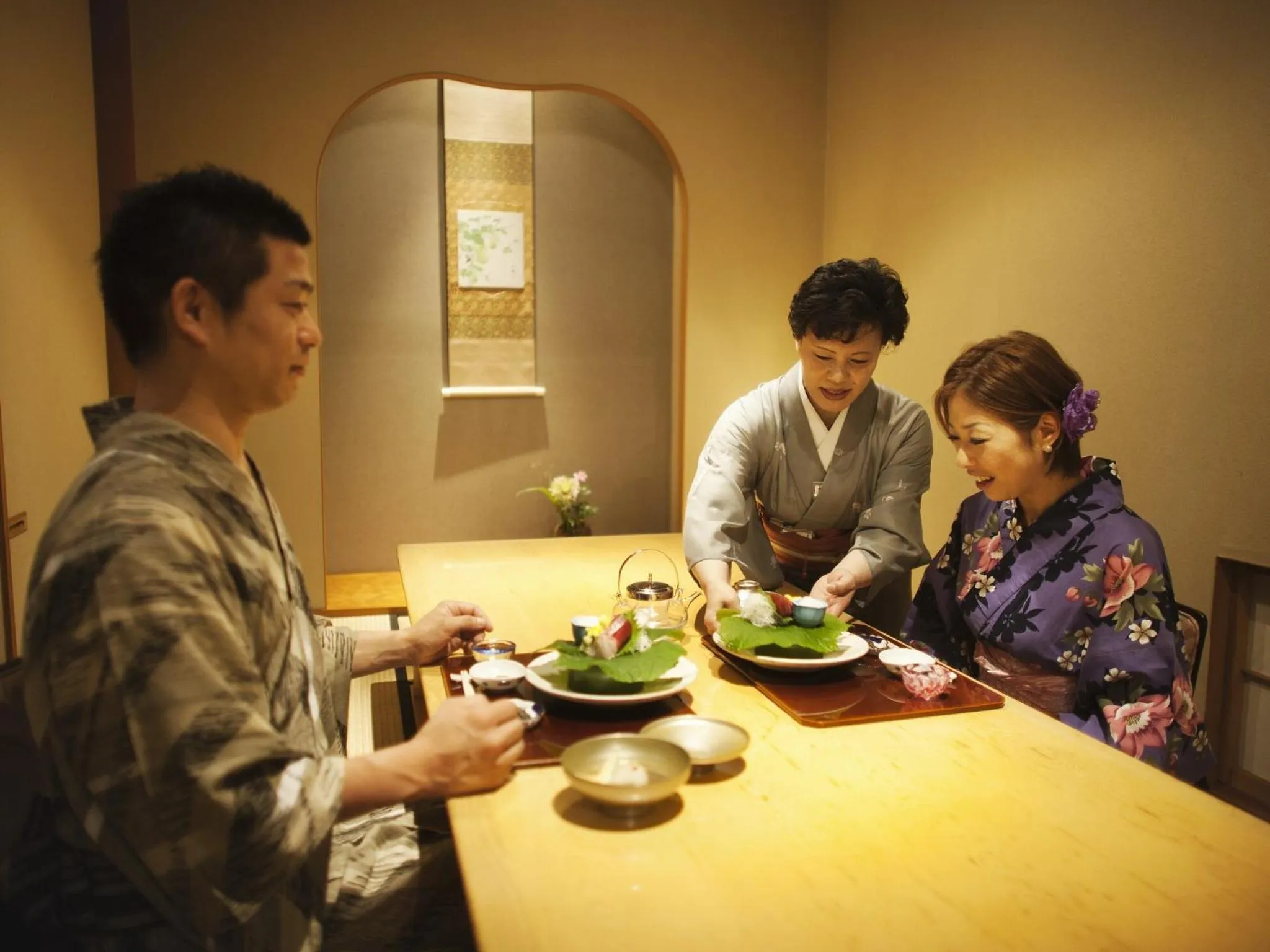 Staff in Honjin Hiranoya Kachoan