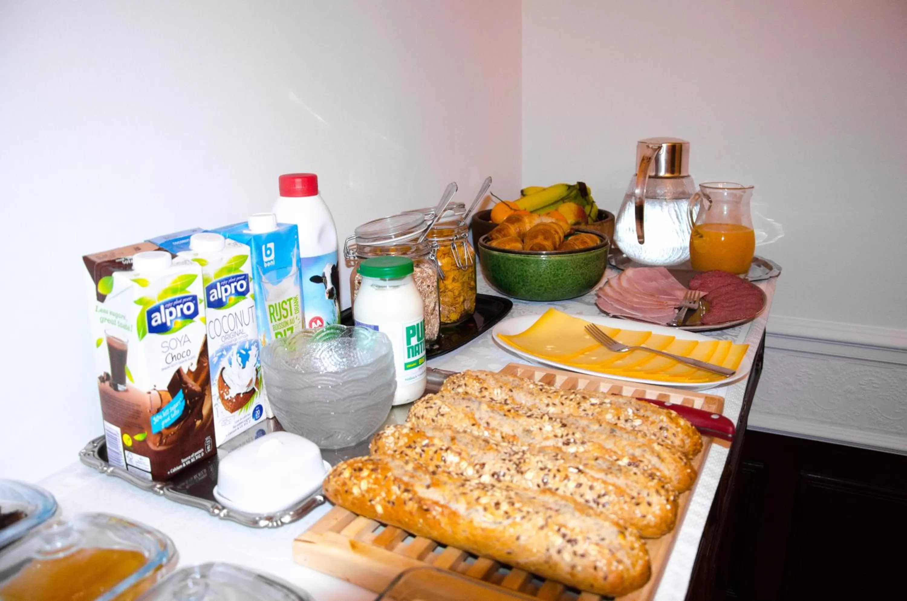 Continental breakfast in Albert Molière