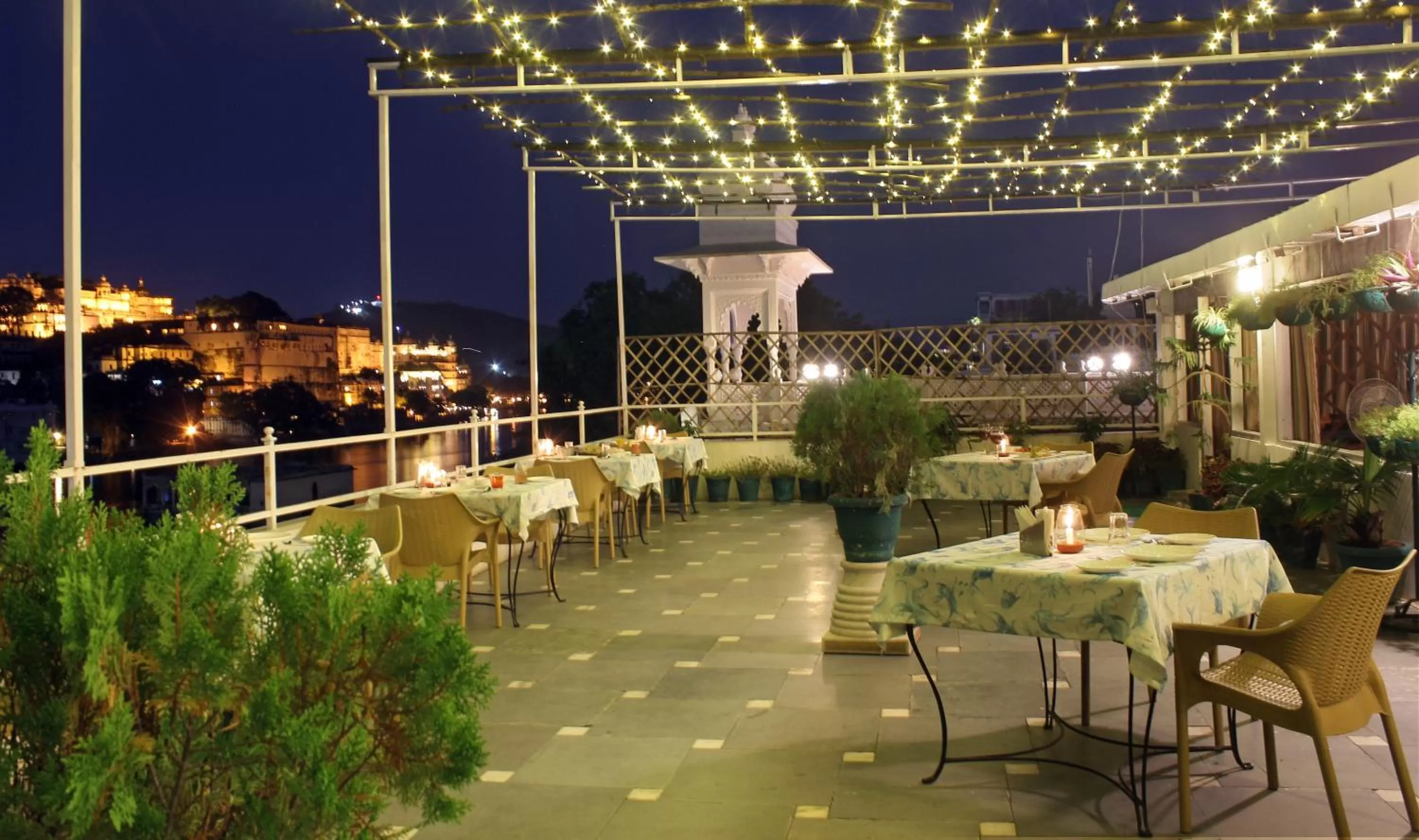 Restaurant/places to eat in Sarovar - Lake Facing Boutique Hotel On Lake Pichola