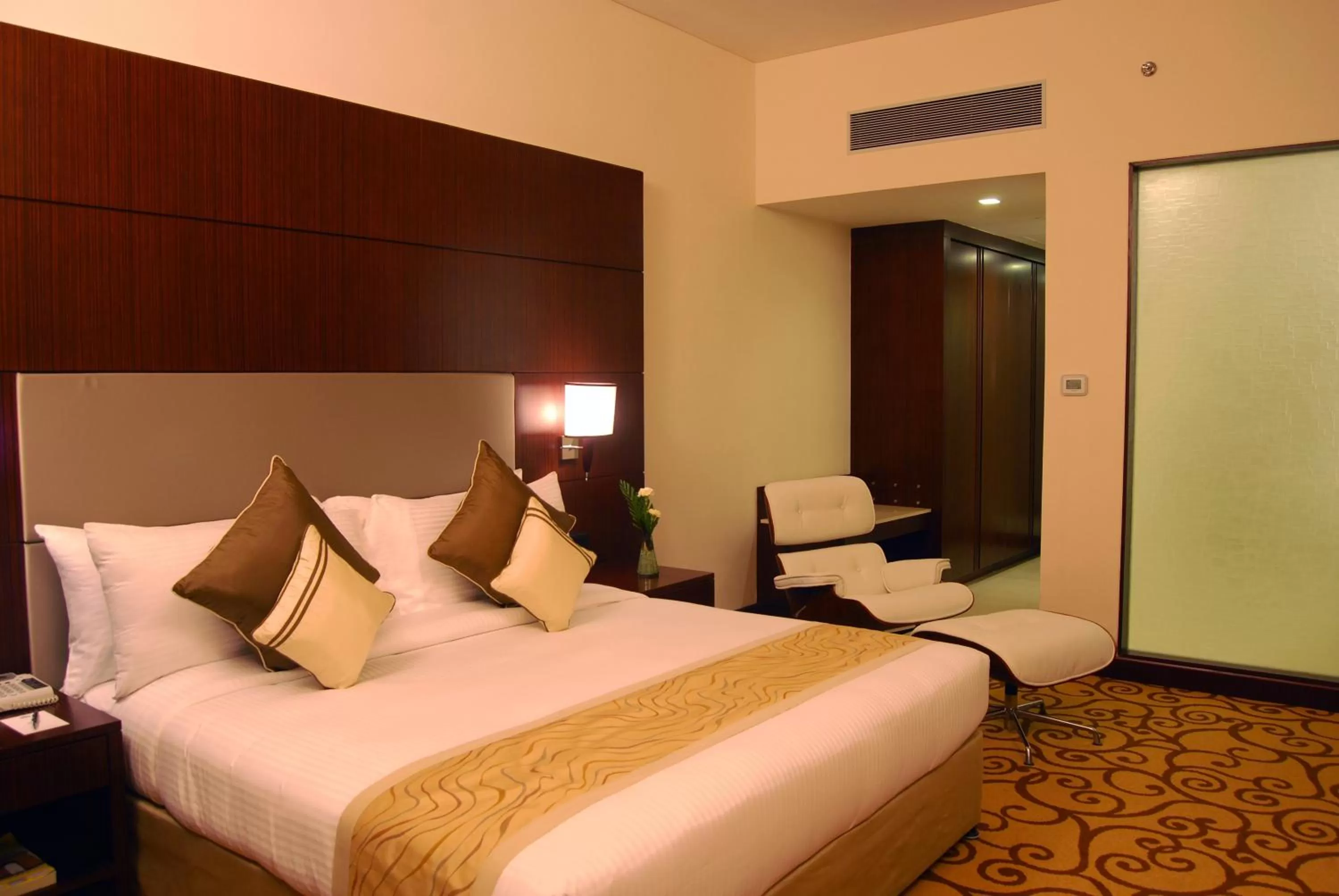 Bed in Country Inn & Suites By Radisson, Sahibabad