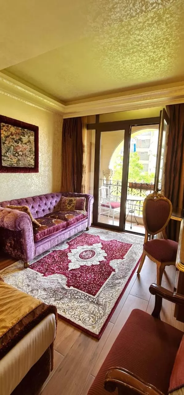 Living room, Bed in Q Hotel