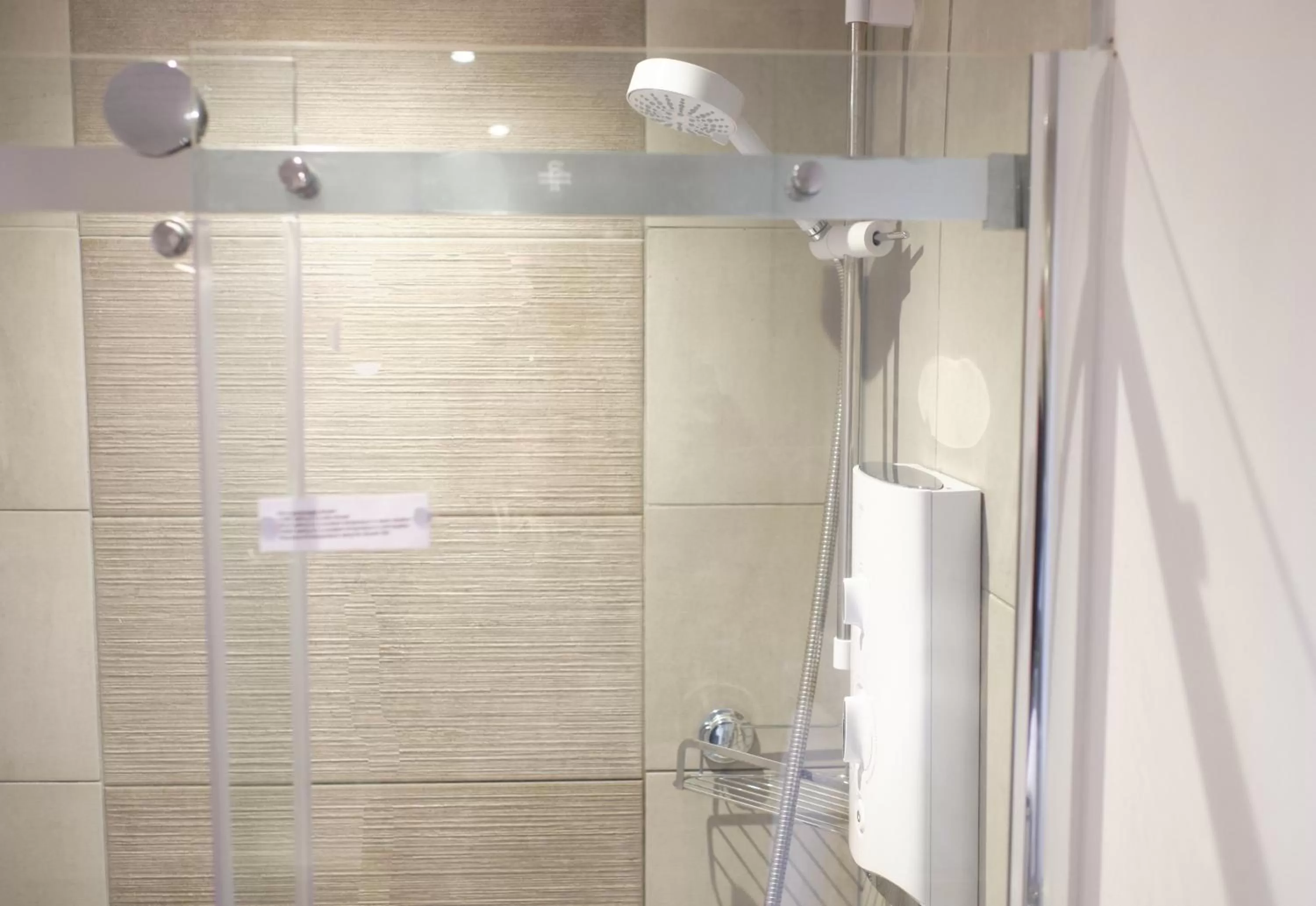 Shower in Ravenswood Guest House