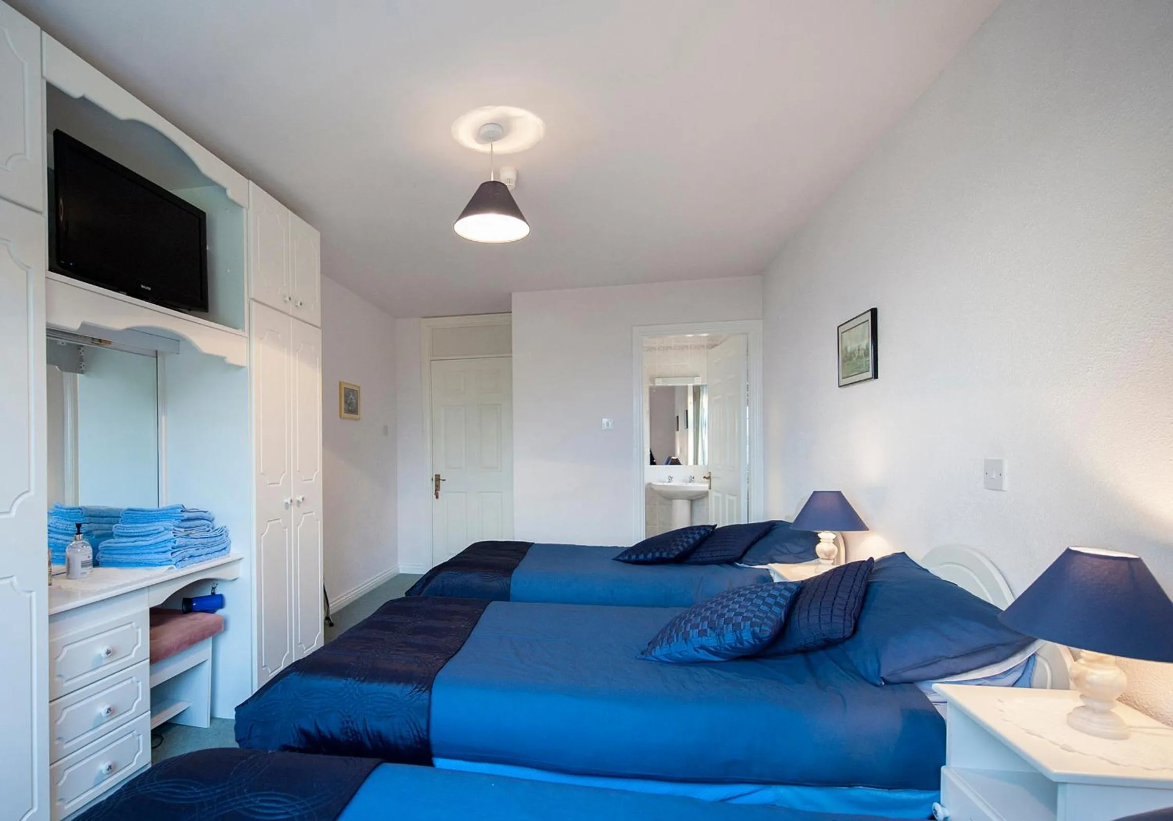 Shower in The Waterfront House Country Home