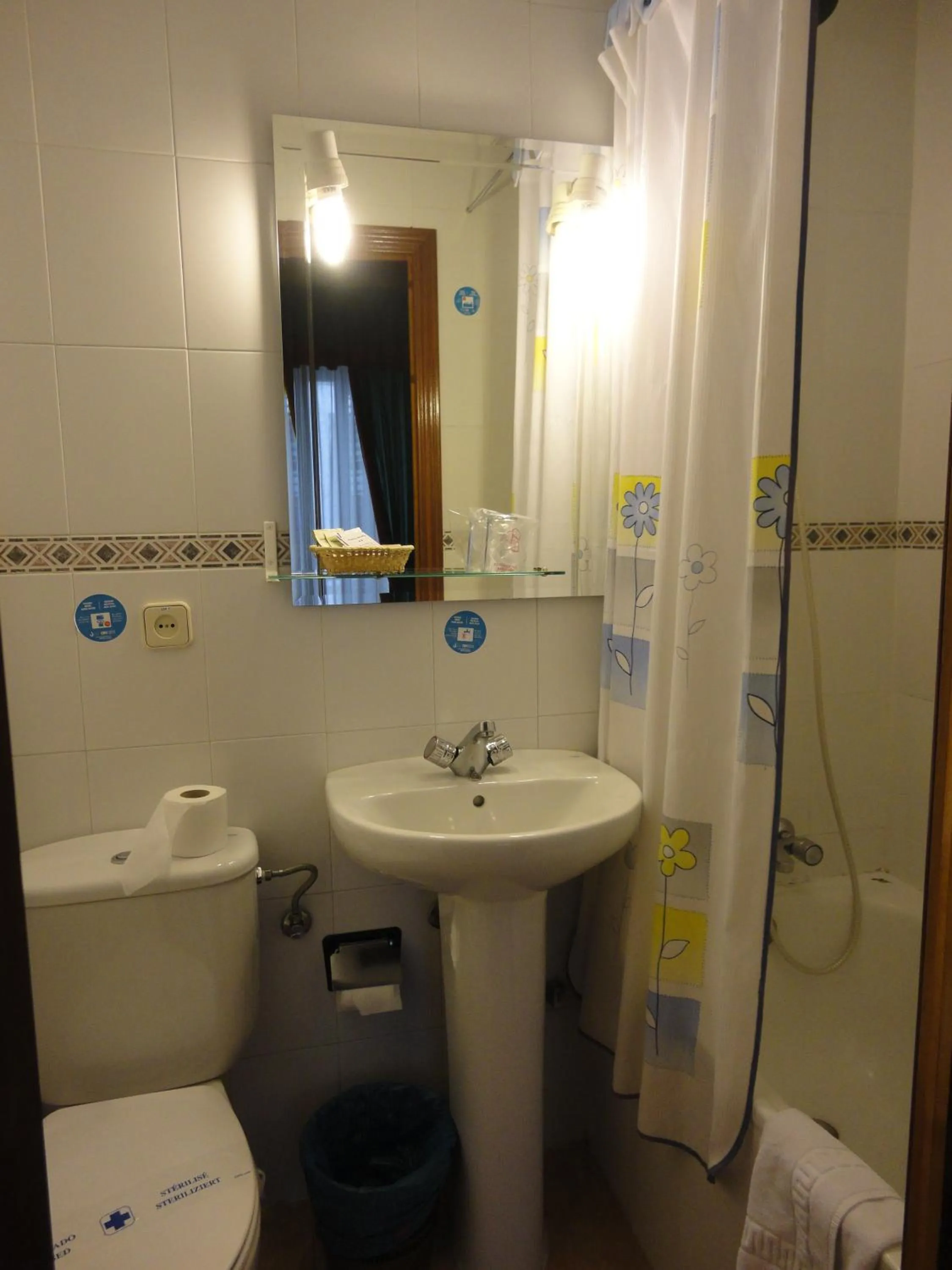 Bathroom in Hostal Oporto