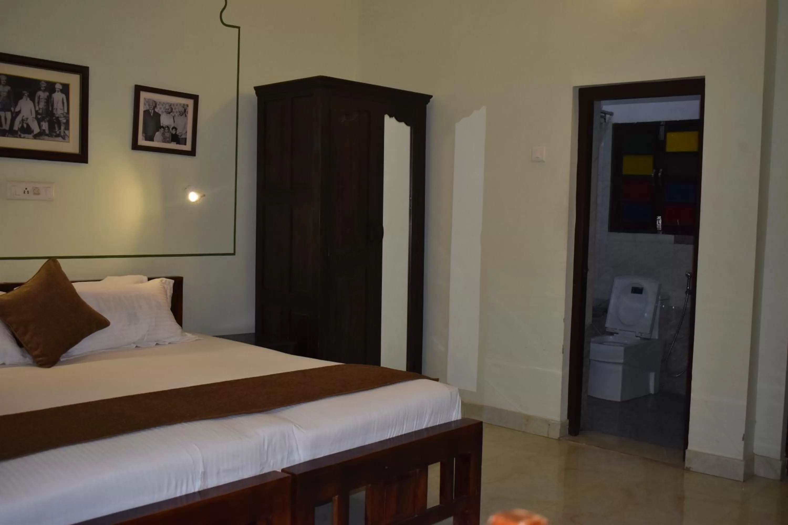 Bedroom, Bed in Hotel Nawal Sagar Palace - Bundi