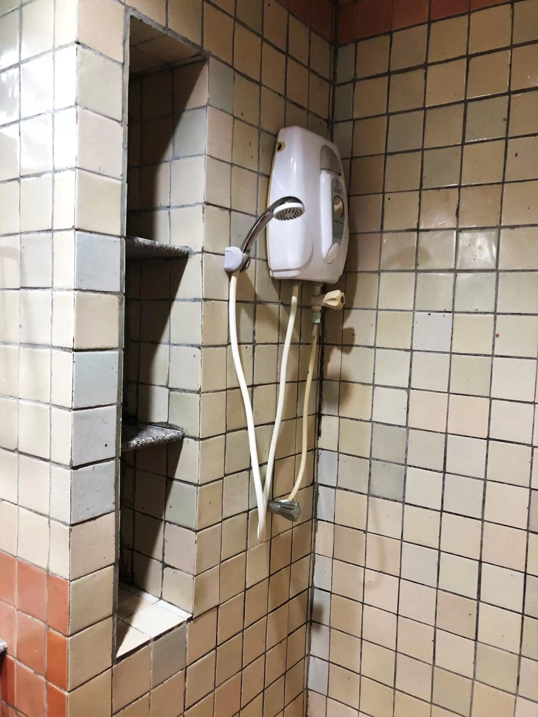 Shower in Sutus Court 2