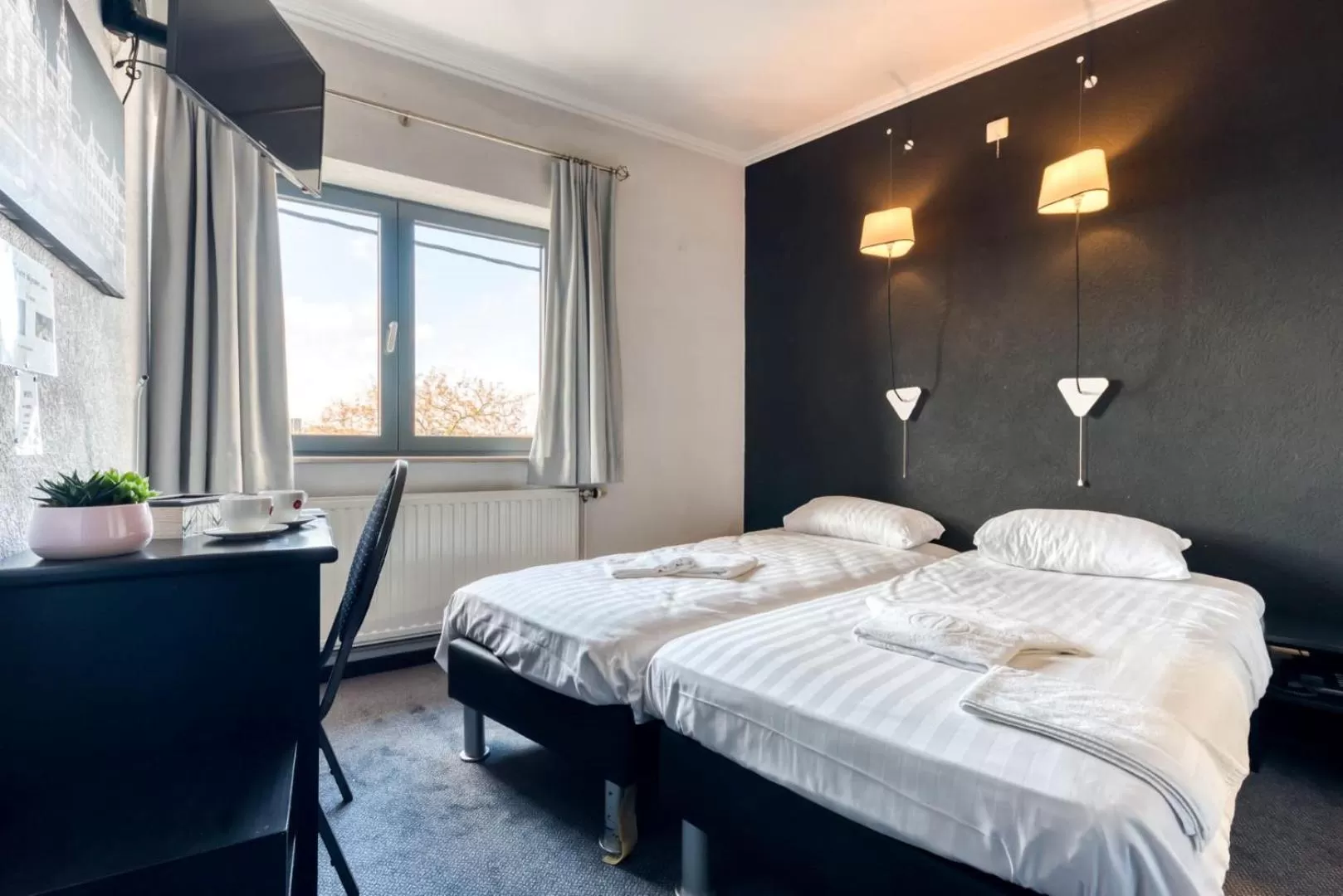 Bedroom, Bed in Hôtel de la Gare