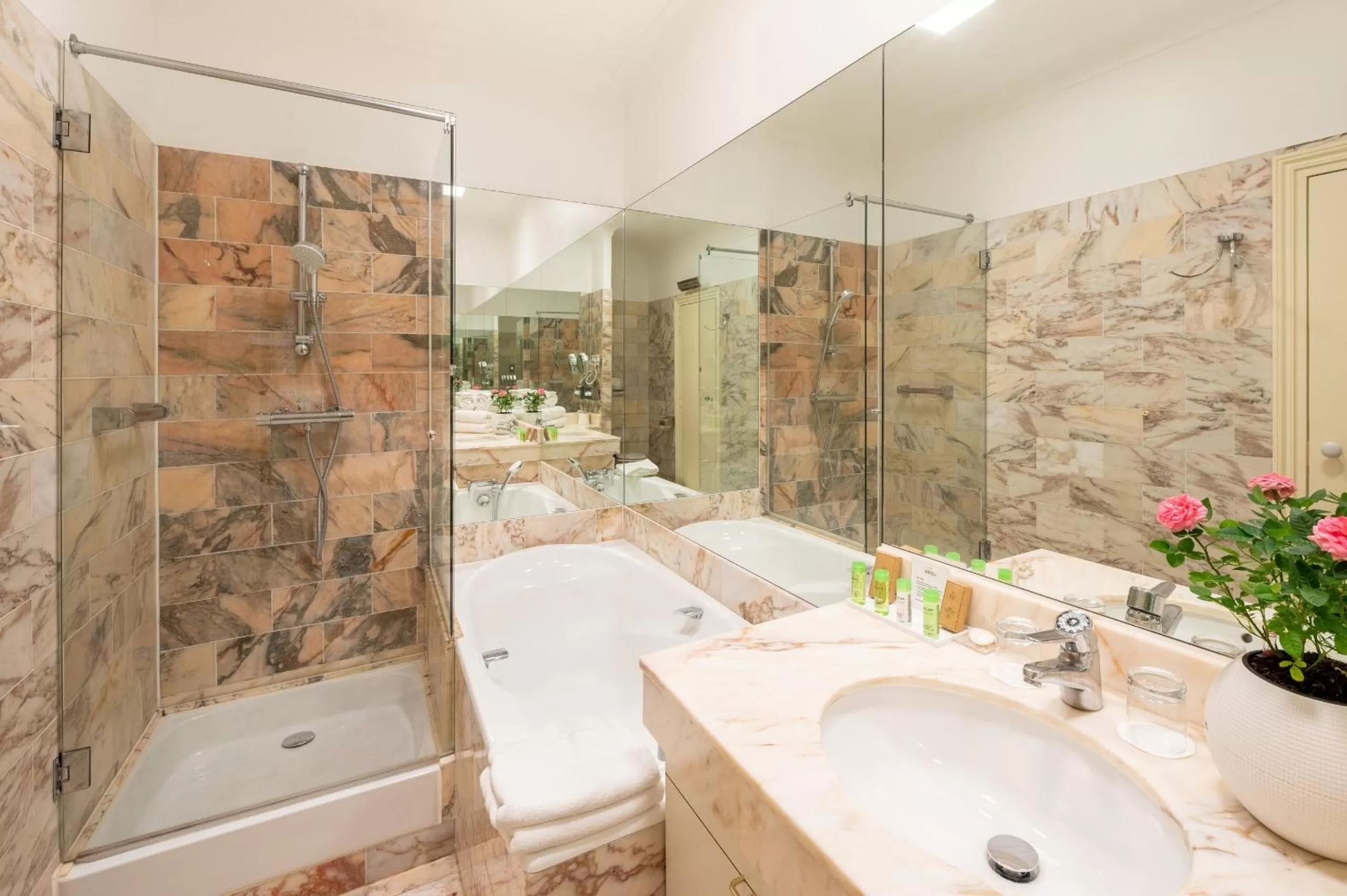 Bathroom in Grand Hôtel Des Templiers, Piscine & Spa