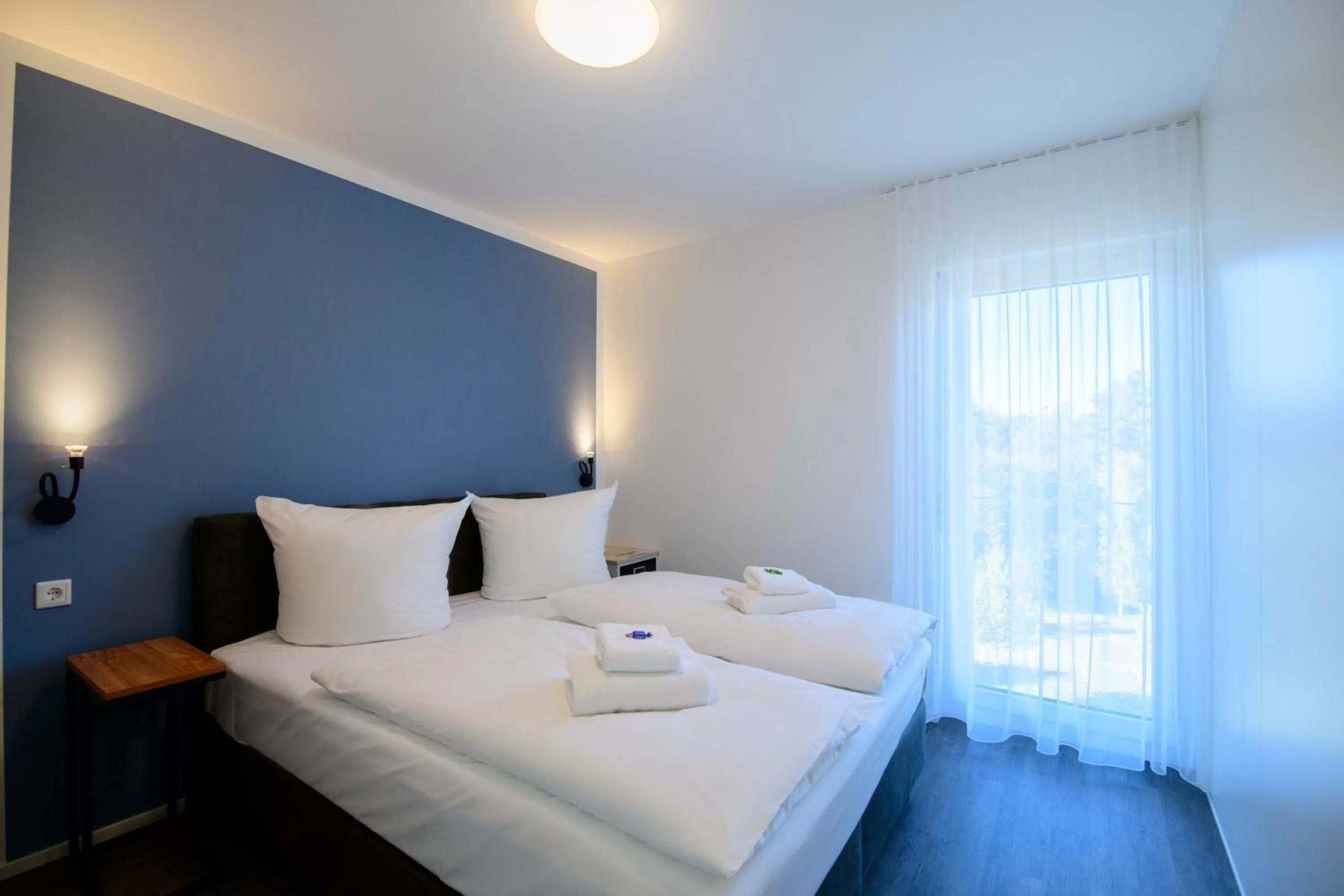 Bedroom, Bed in Smart & Stay Aparthotel Saarbrücken Süd - Self-Check-In - Free Parking