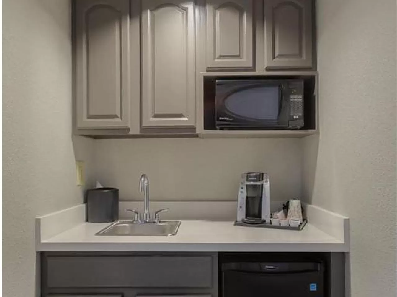 Kitchen or kitchenette in Holiday Inn & Suites Orlando SW - Celebration Area by IHG