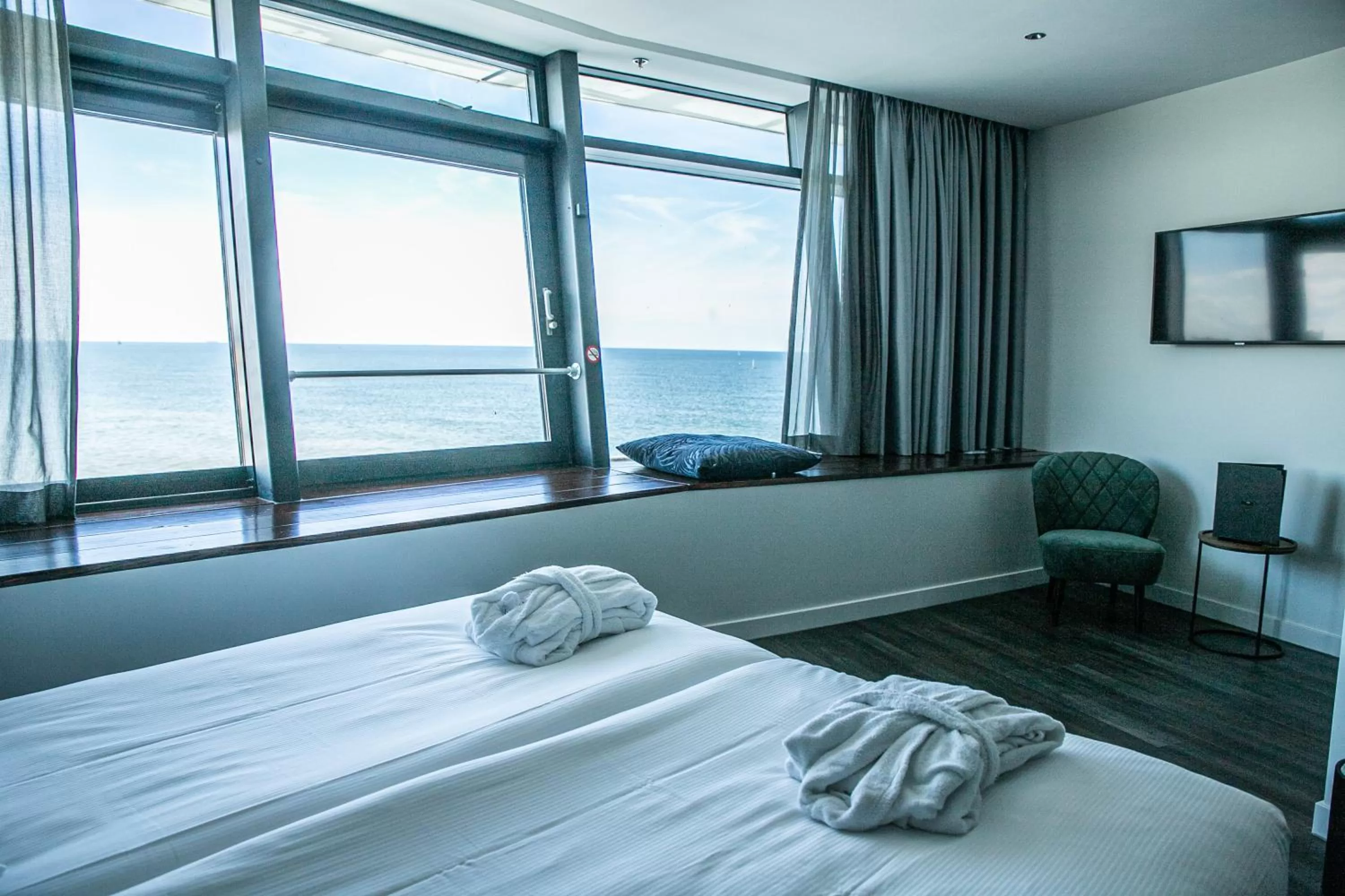 Sea view, Bed in De Pier Suites