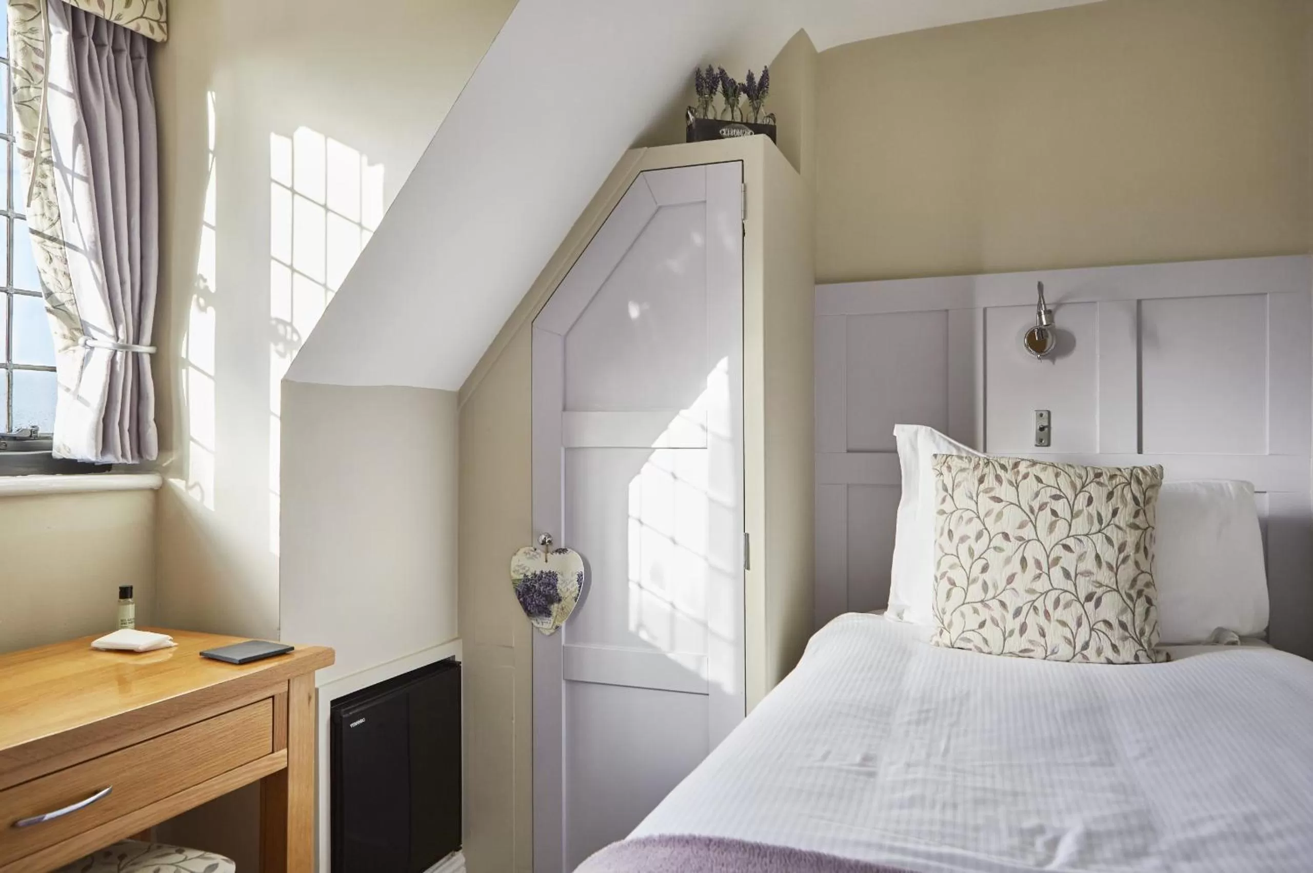 Bedroom, Bed in The Old New Inn