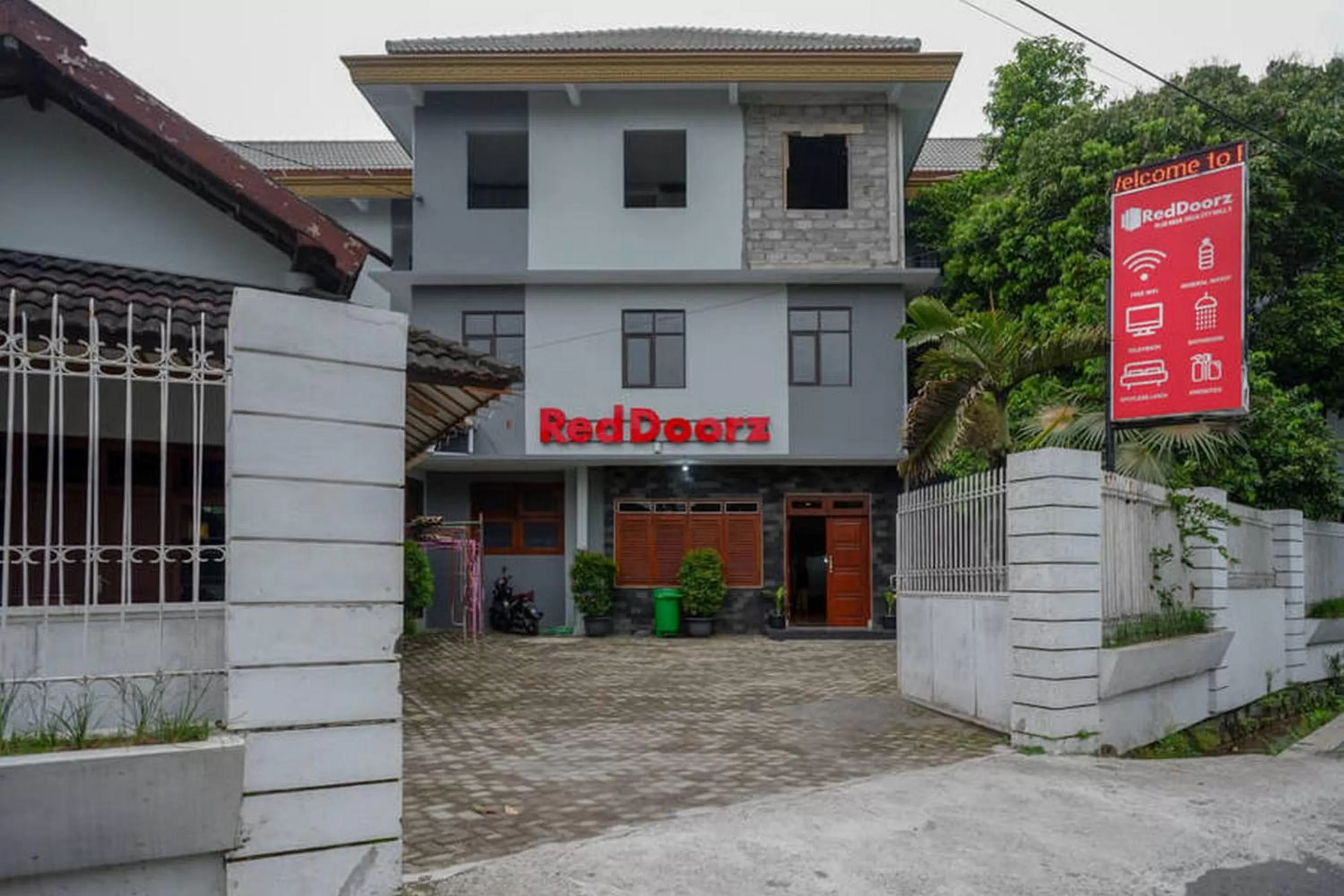 RedDoorz Plus near Jogja City Mall 5