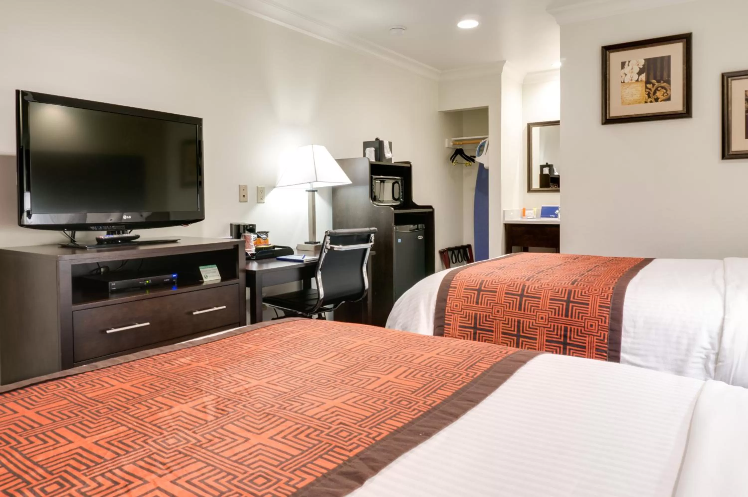 Photo of the whole room, Bed in Seaside Inn