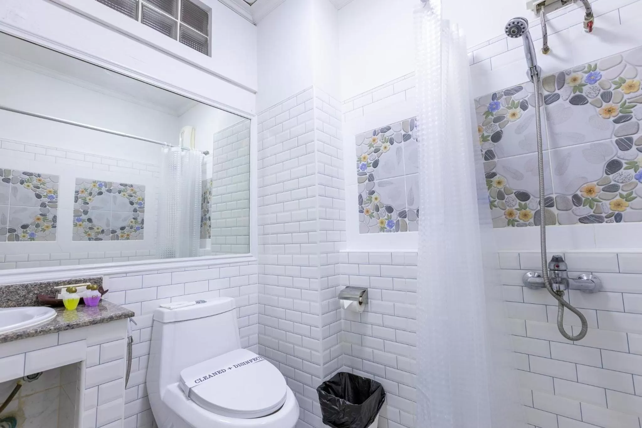 Bathroom in PJ Watergate Hotel