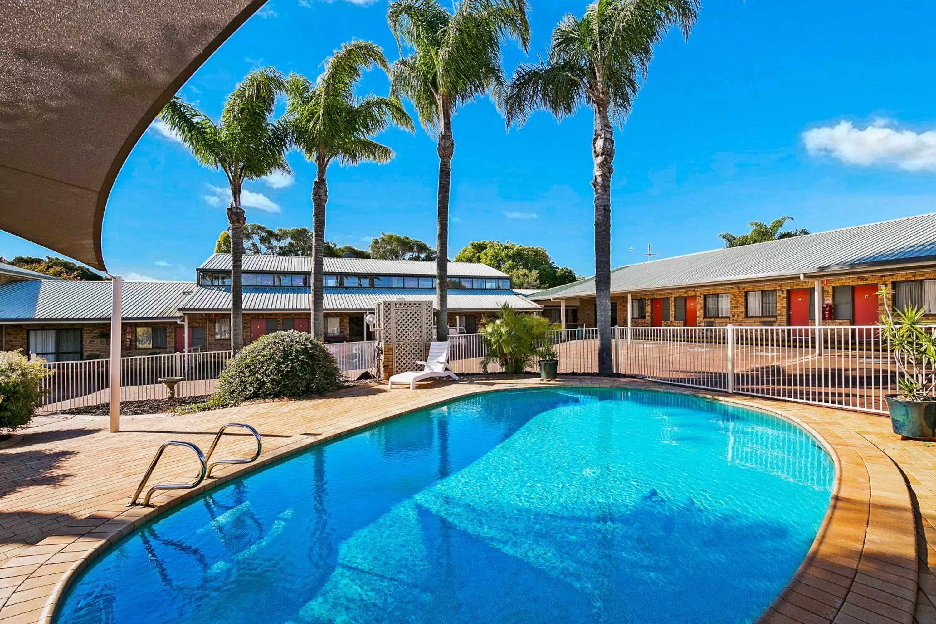 Swimming pool in Sunray Motor Inn