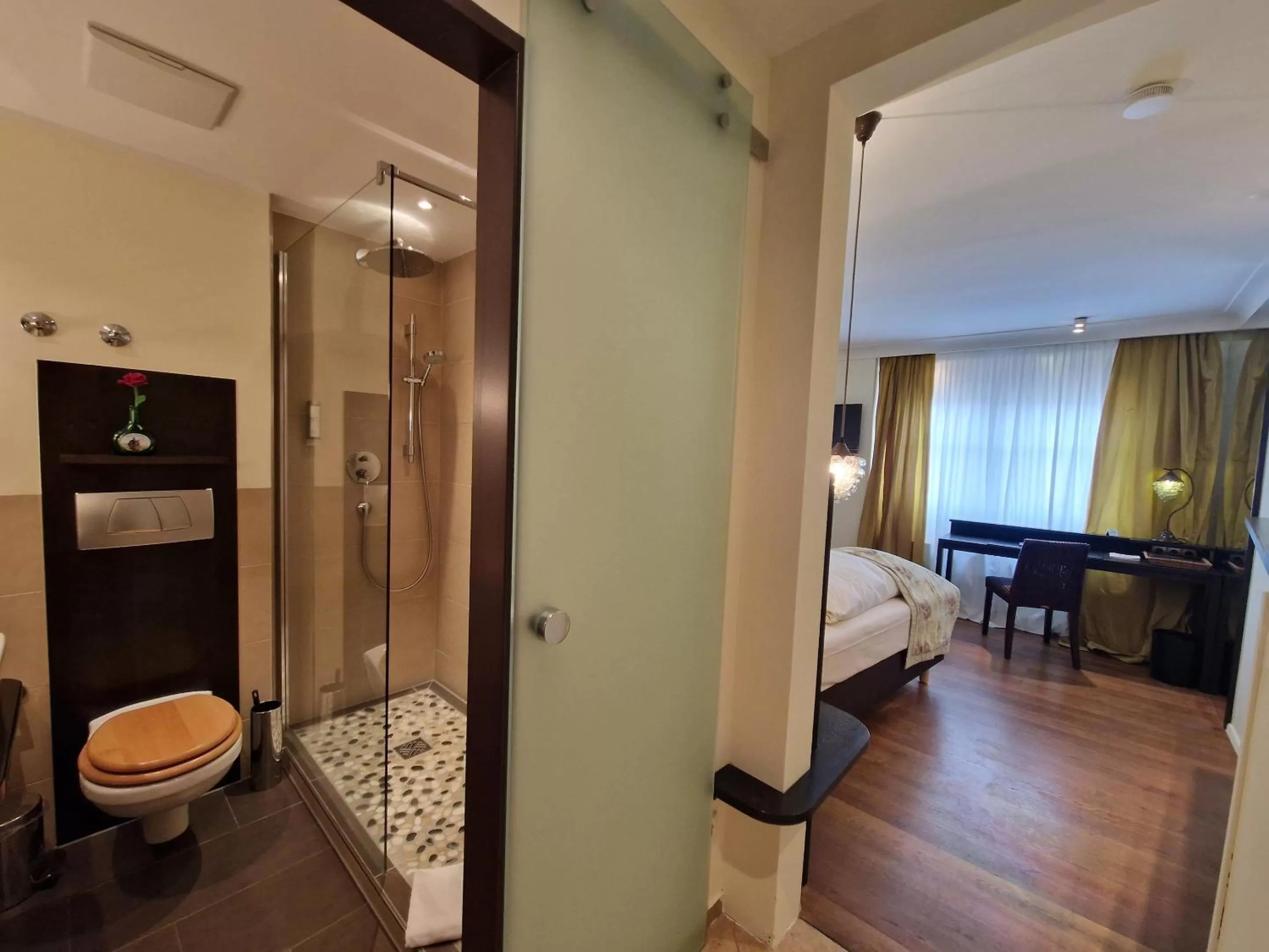 Toilet, Bed in Laurentius Boutique-Hotel & Restaurant