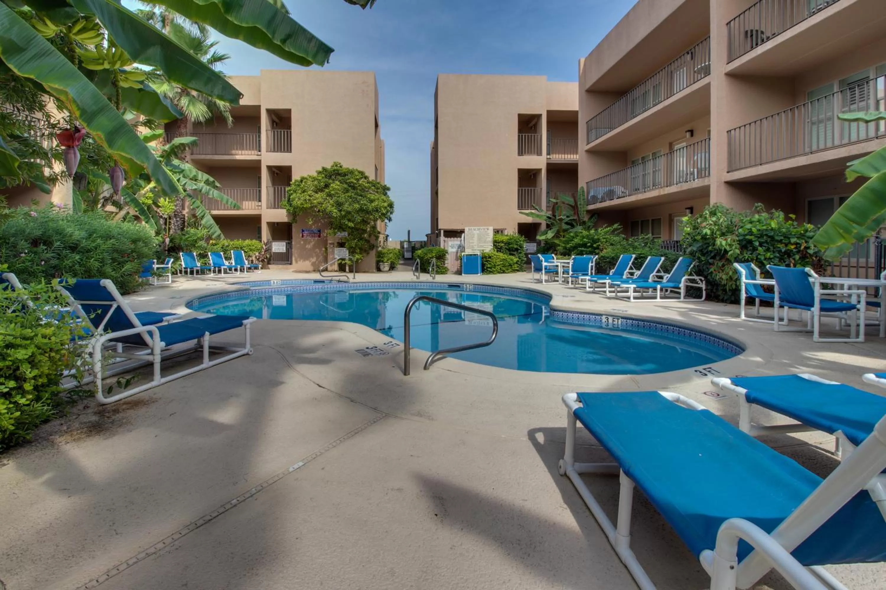 Swimming Pool in Beachview Condominiums: Wicker Wanderer (#109)