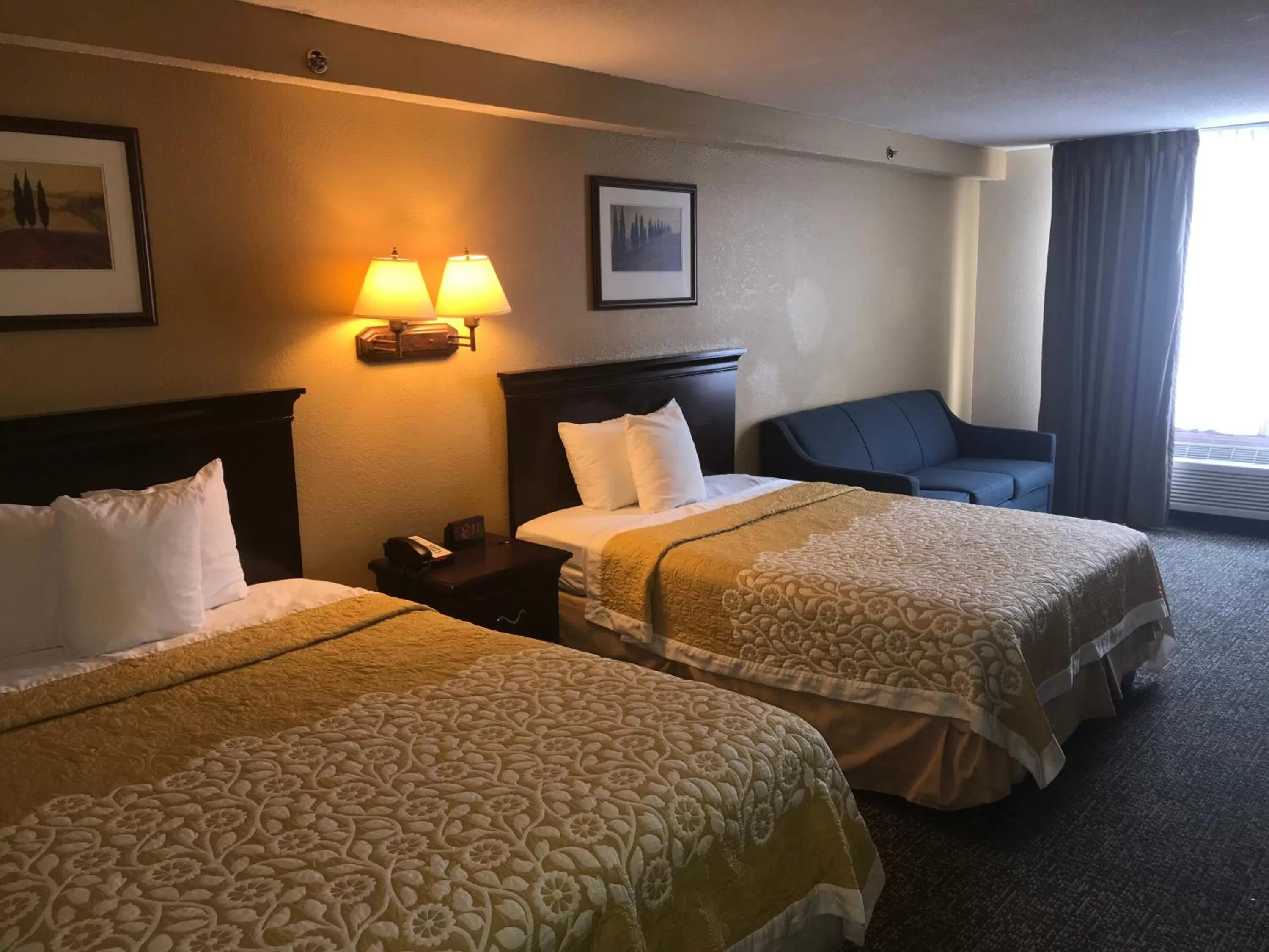 Photo of the whole room, Bed in Days Inn & Suites by Wyndham Tucker/Northlake