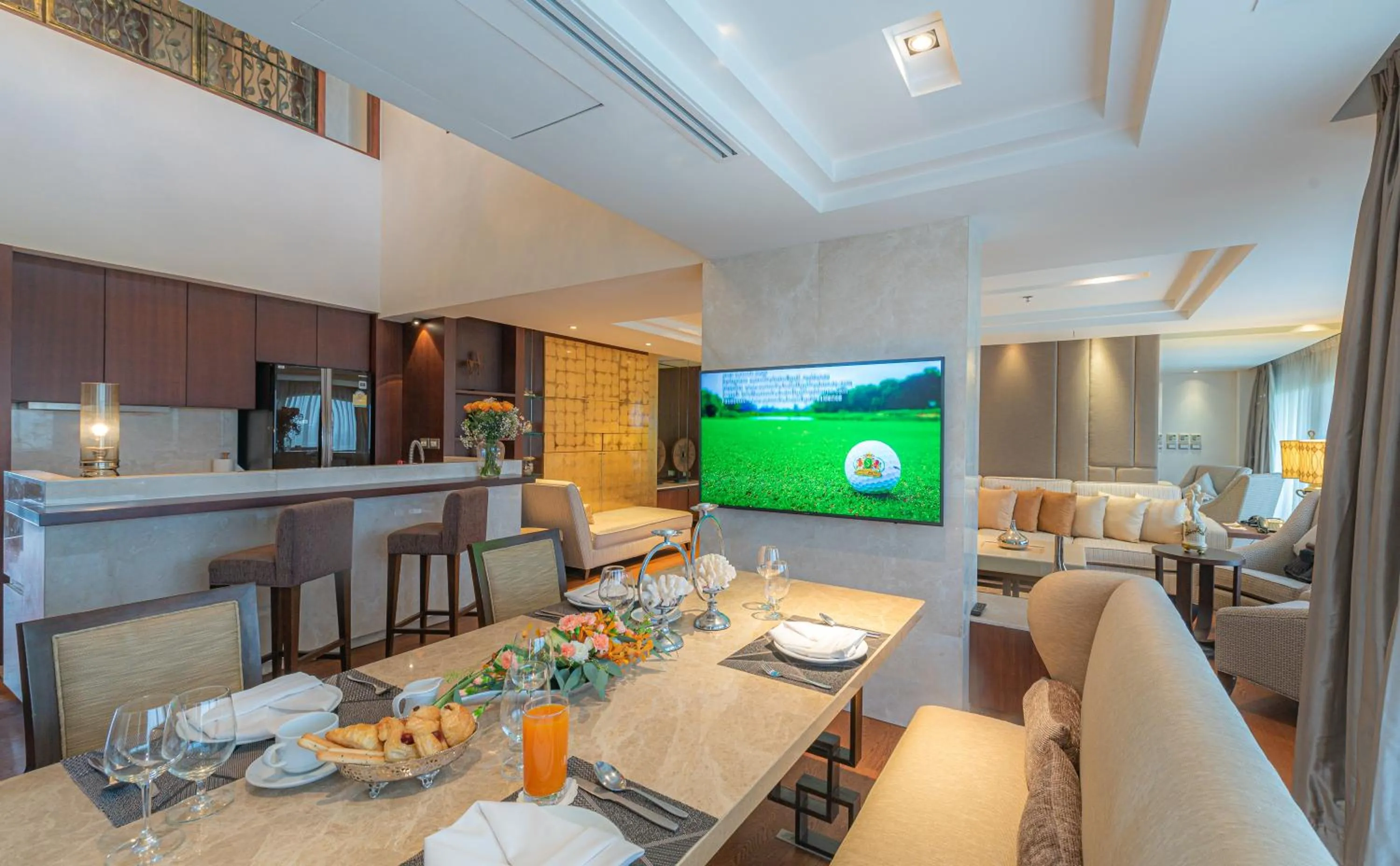 Dining area in Summit Windmill Golf Suite Hotel at Suvarnabhumi