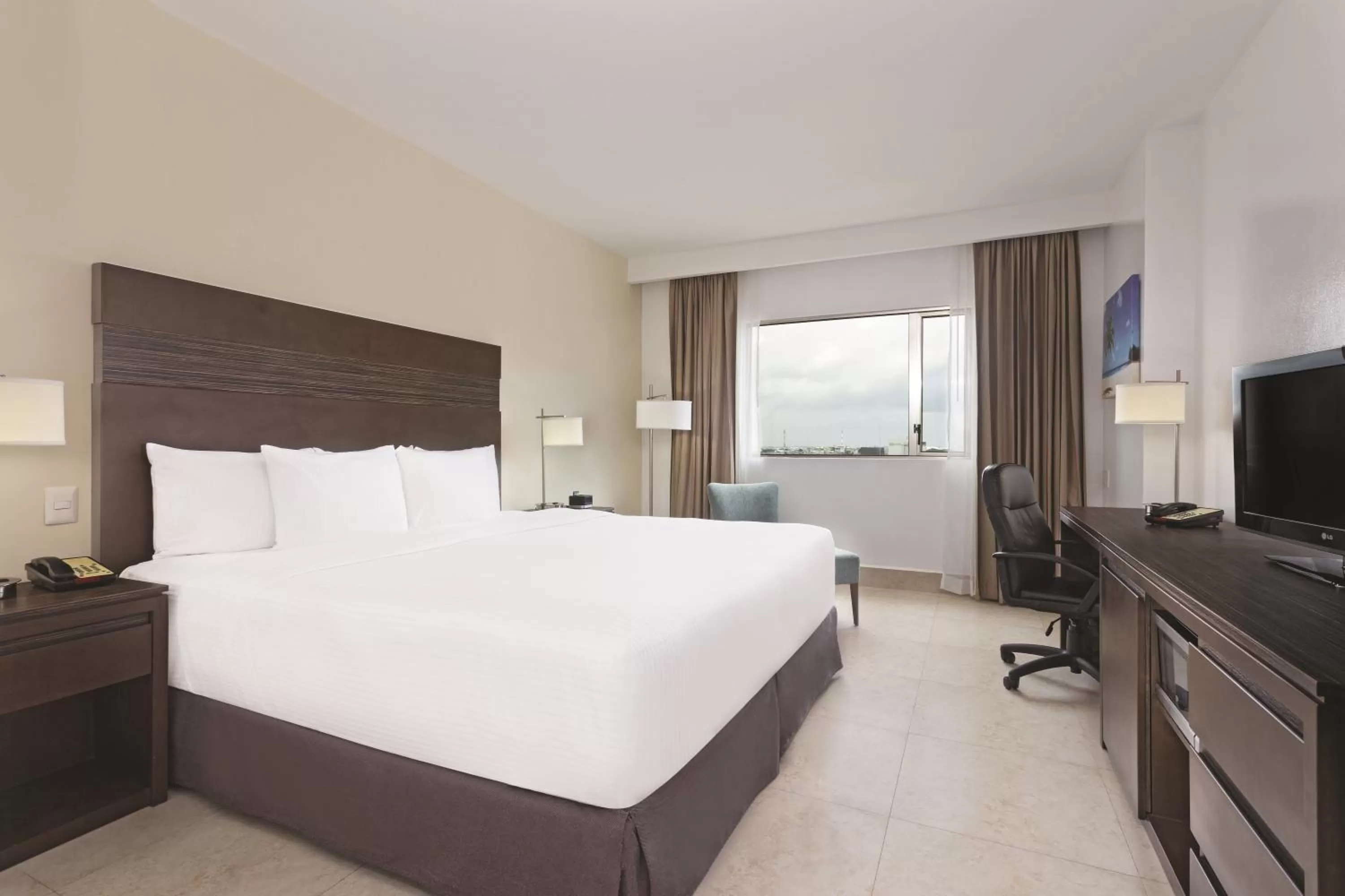 Photo of the whole room, Bed in Wyndham Garden Cancun Downtown