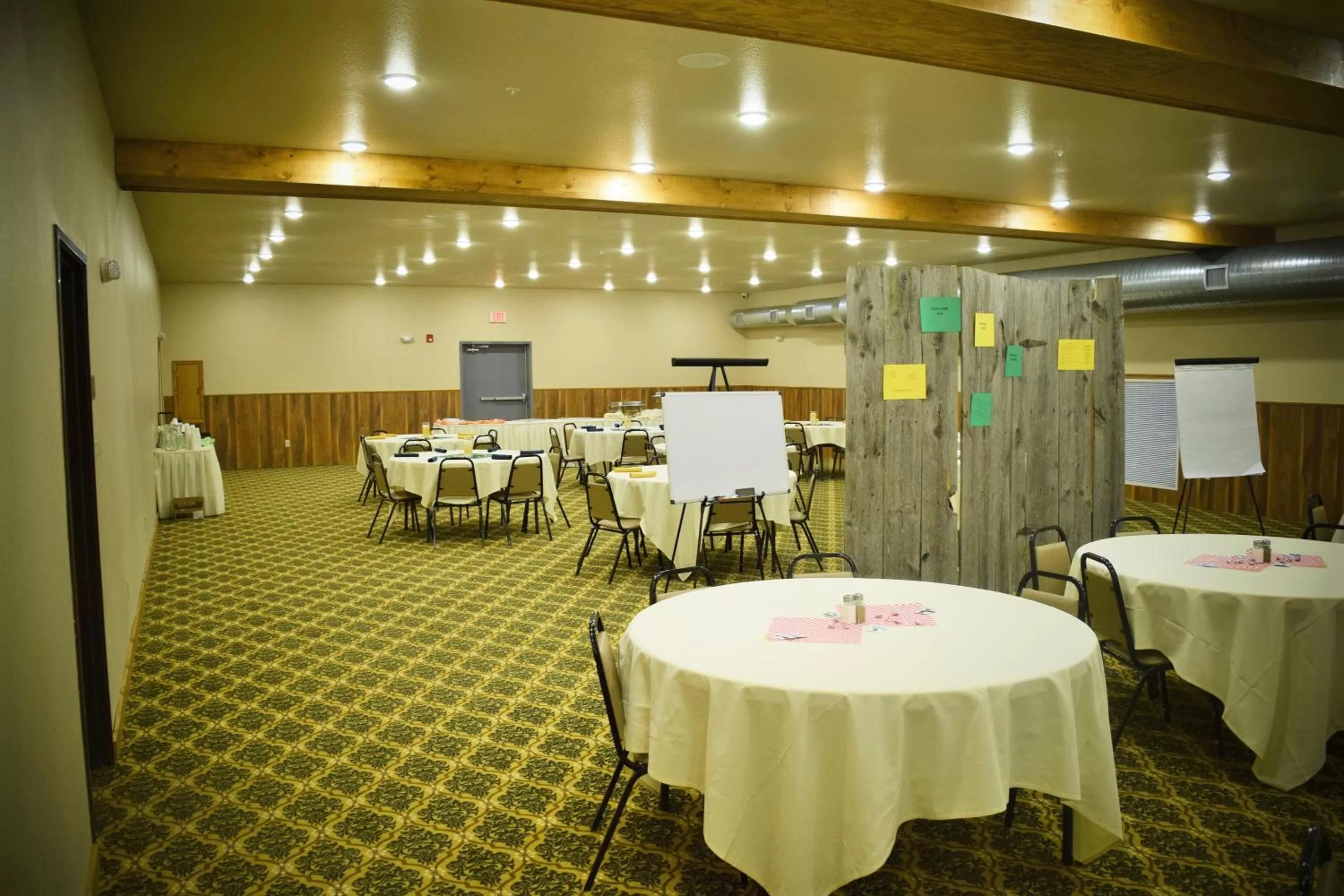 Banquet/Function facilities, Restaurant/Places to Eat in Newcastle Lodge & Convention Center