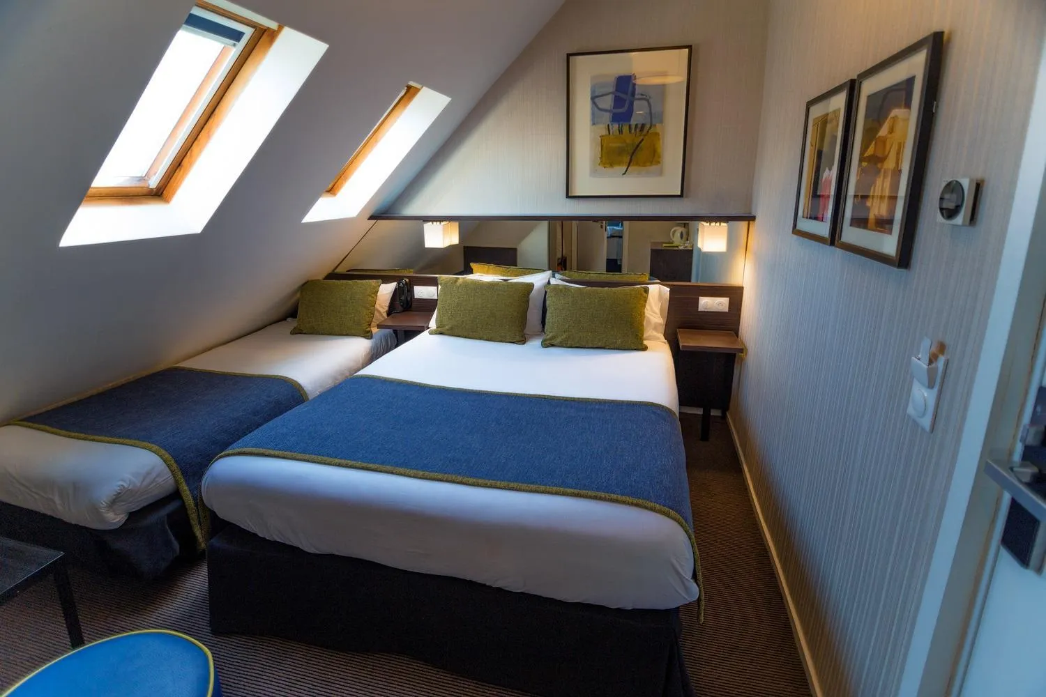 Photo of the whole room, Bed in Hôtel Charing Cross