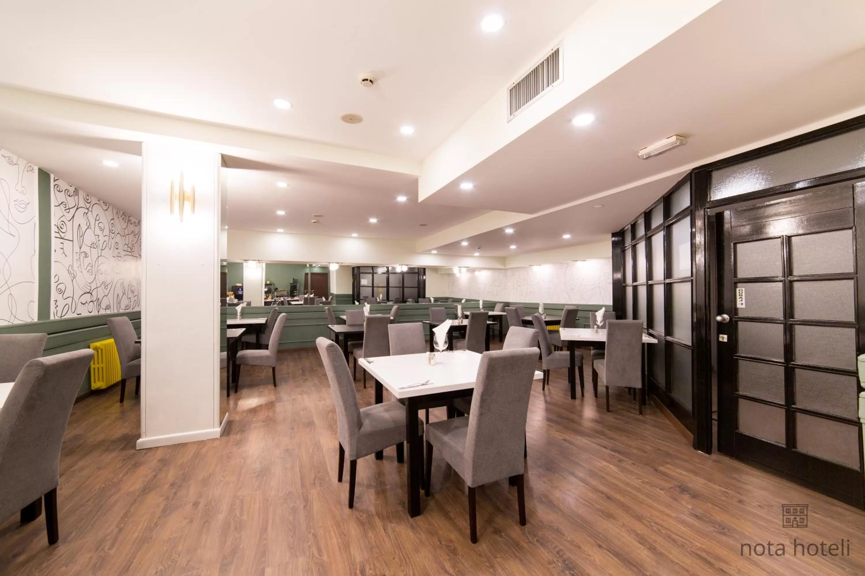 Restaurant/places to eat in Hotel Sahat