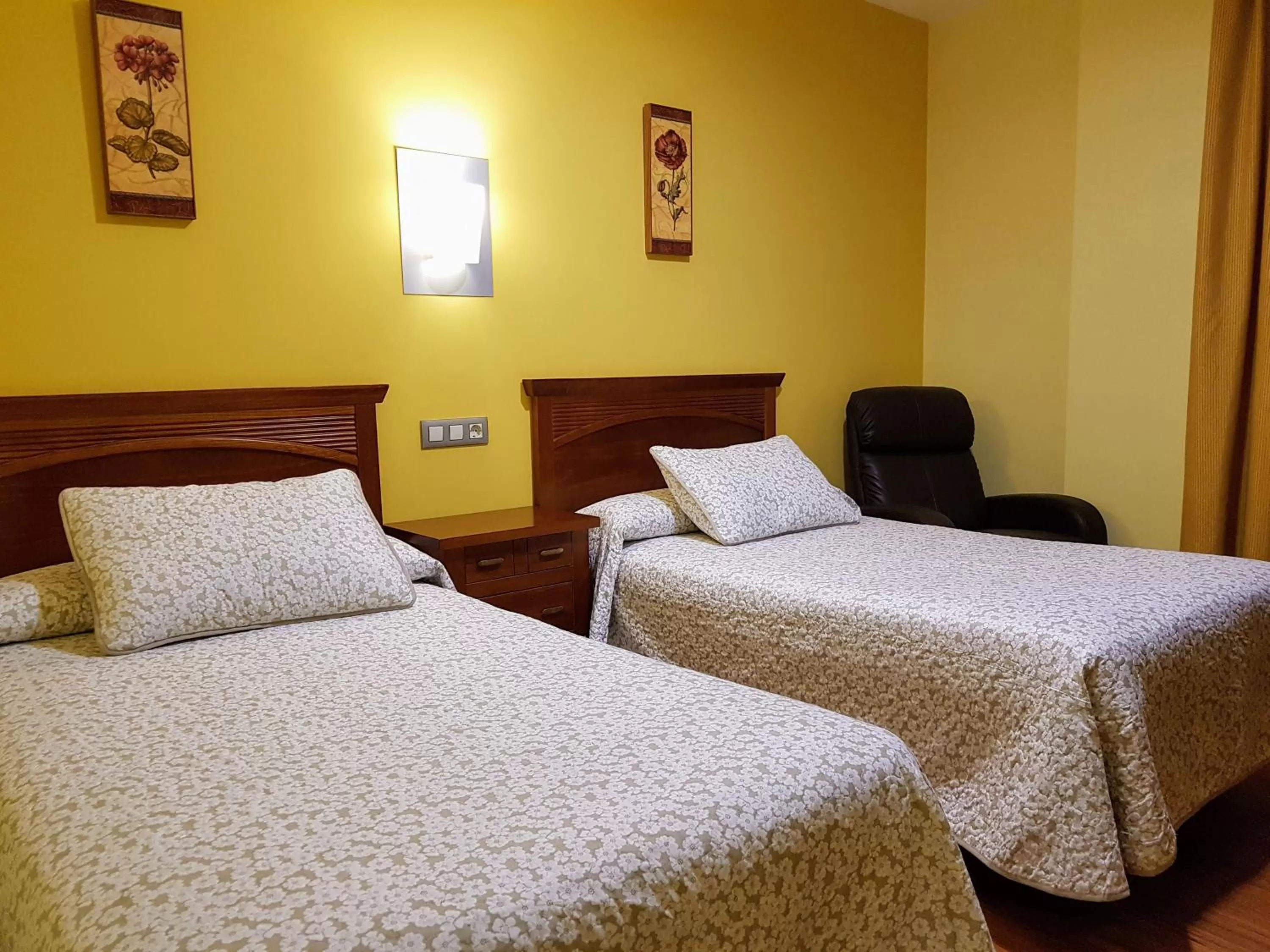 Photo of the whole room, Bed in Hotel Reina Isabel