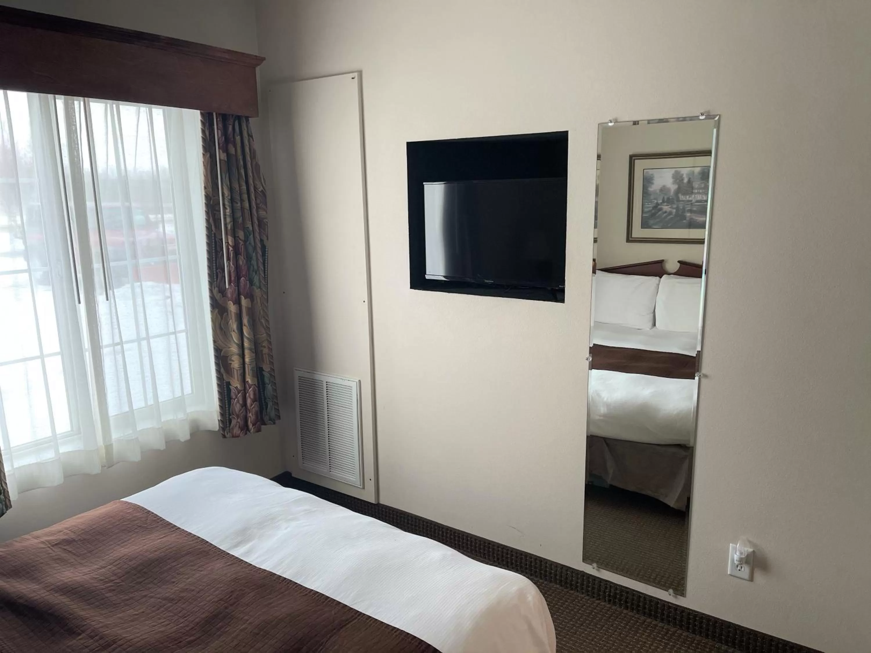 Bed in River Hills Hotel- Mankato