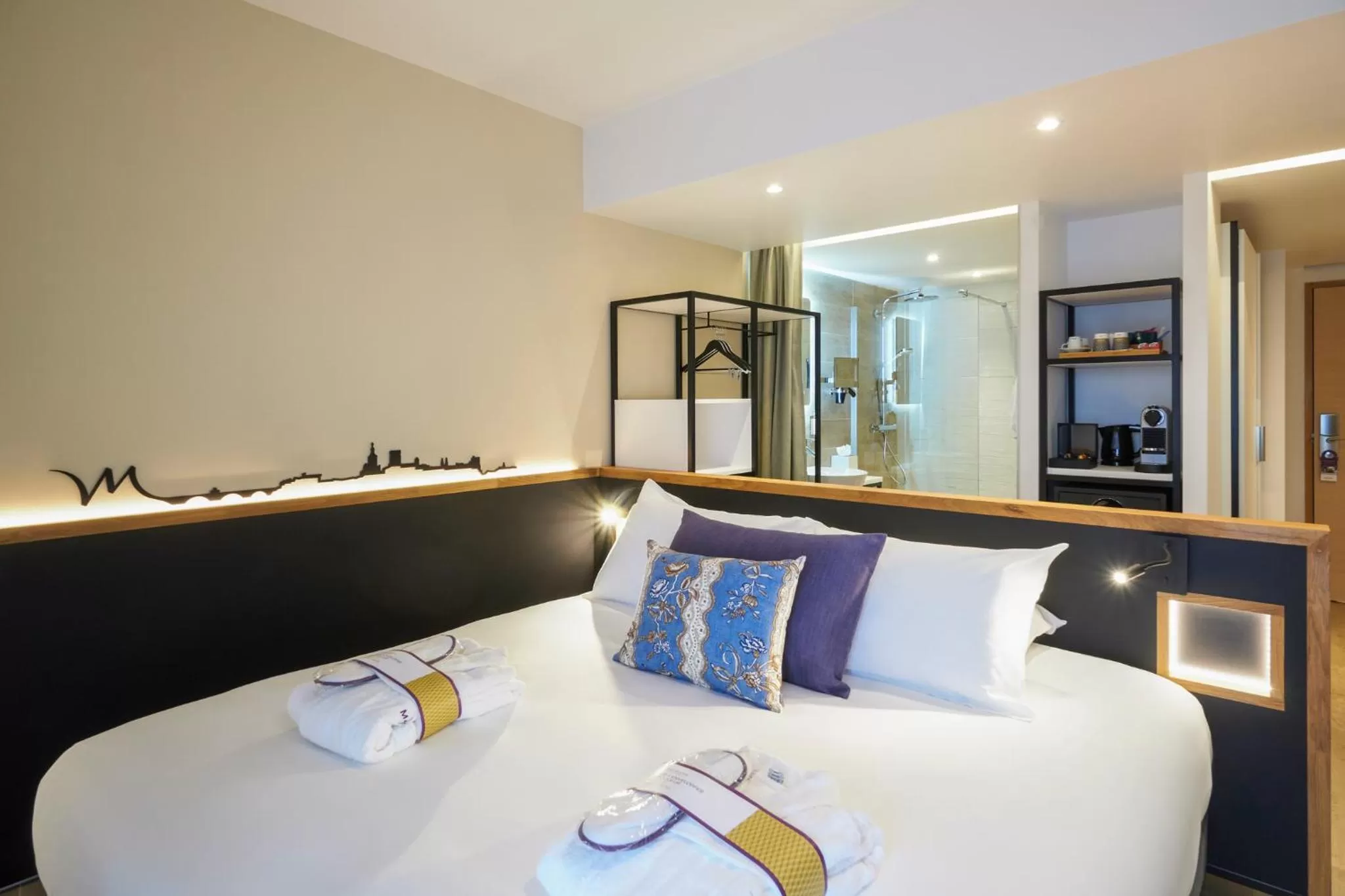 Shower, Bed in Mercure Avignon Gare TGV